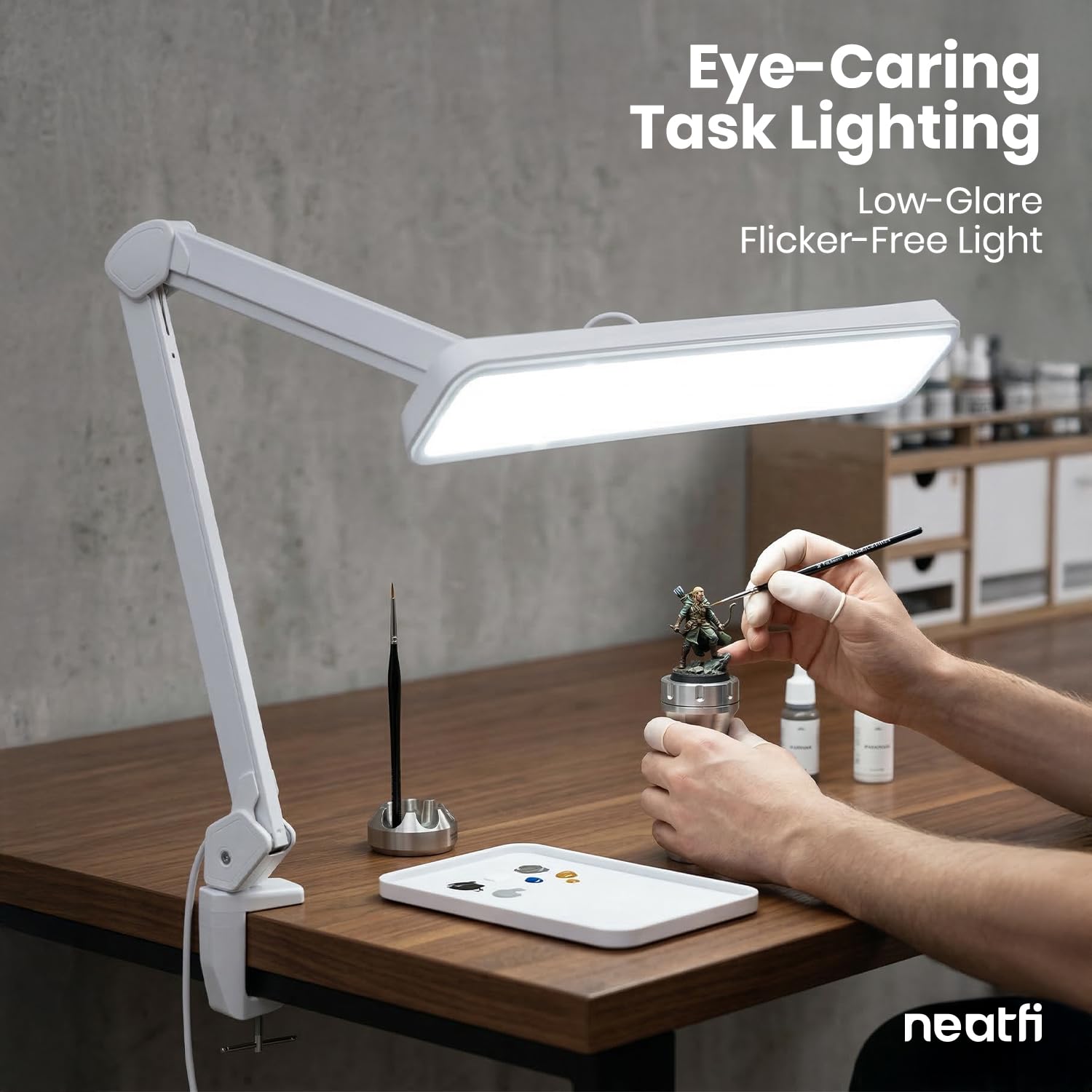 Neatfi XL Lampada da Scrivania LED – Testa da 56 cm | 324 LED SMD | 5 Modalità di Luce | Dimmerabile | Braccio Regolabile con Morsetto | Luce da Tavolo per Casa e Ufficio (Bianco, CCT con morsetto)