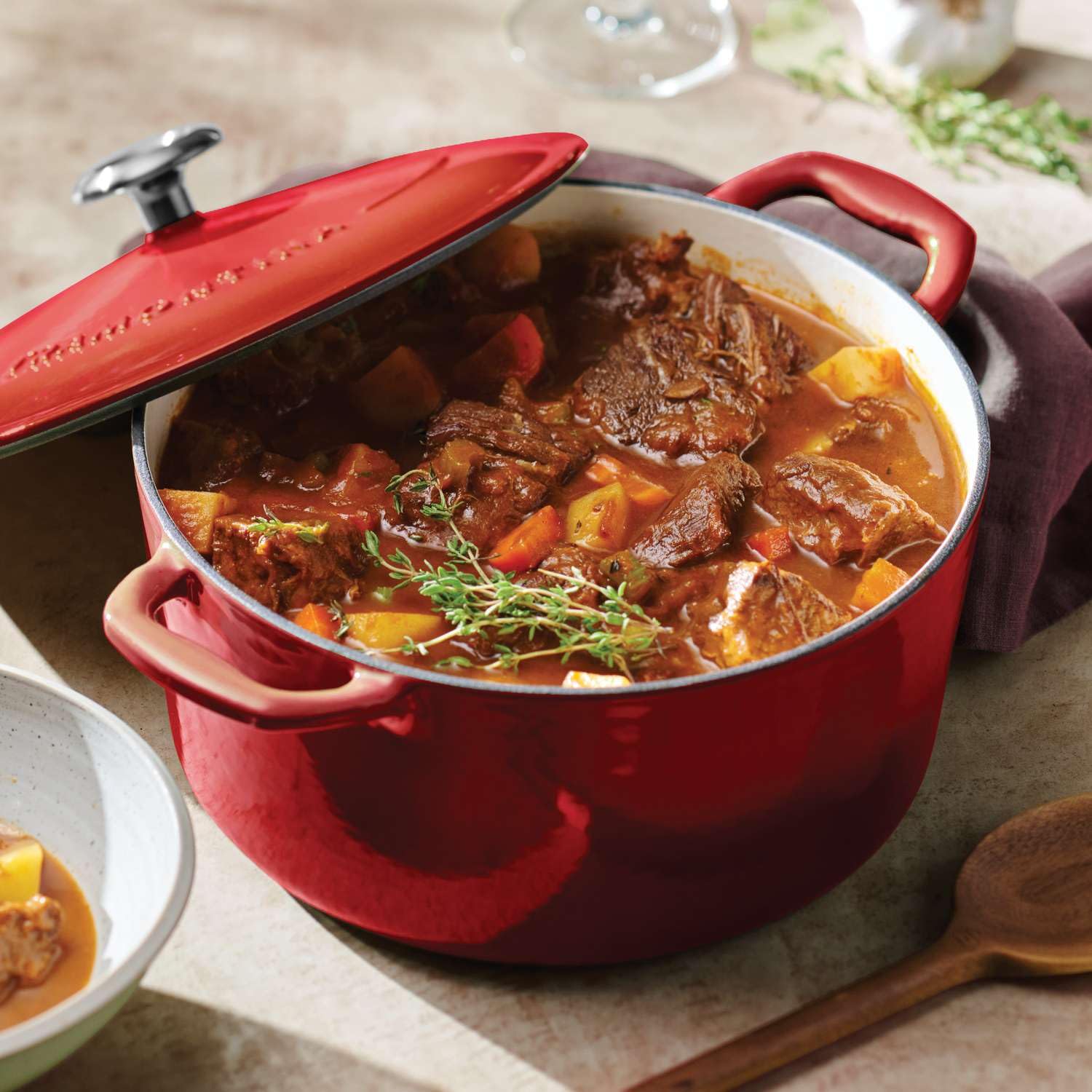 Tramontina Bestow Emaliowane, żeliwne okrągłe naczynie do zapiekanek, 28 cm (6,15 l), czerwone, do indukcyjnych i wszystkich kuchenek, nadaje się do piekarnika do 230°C, 31700213