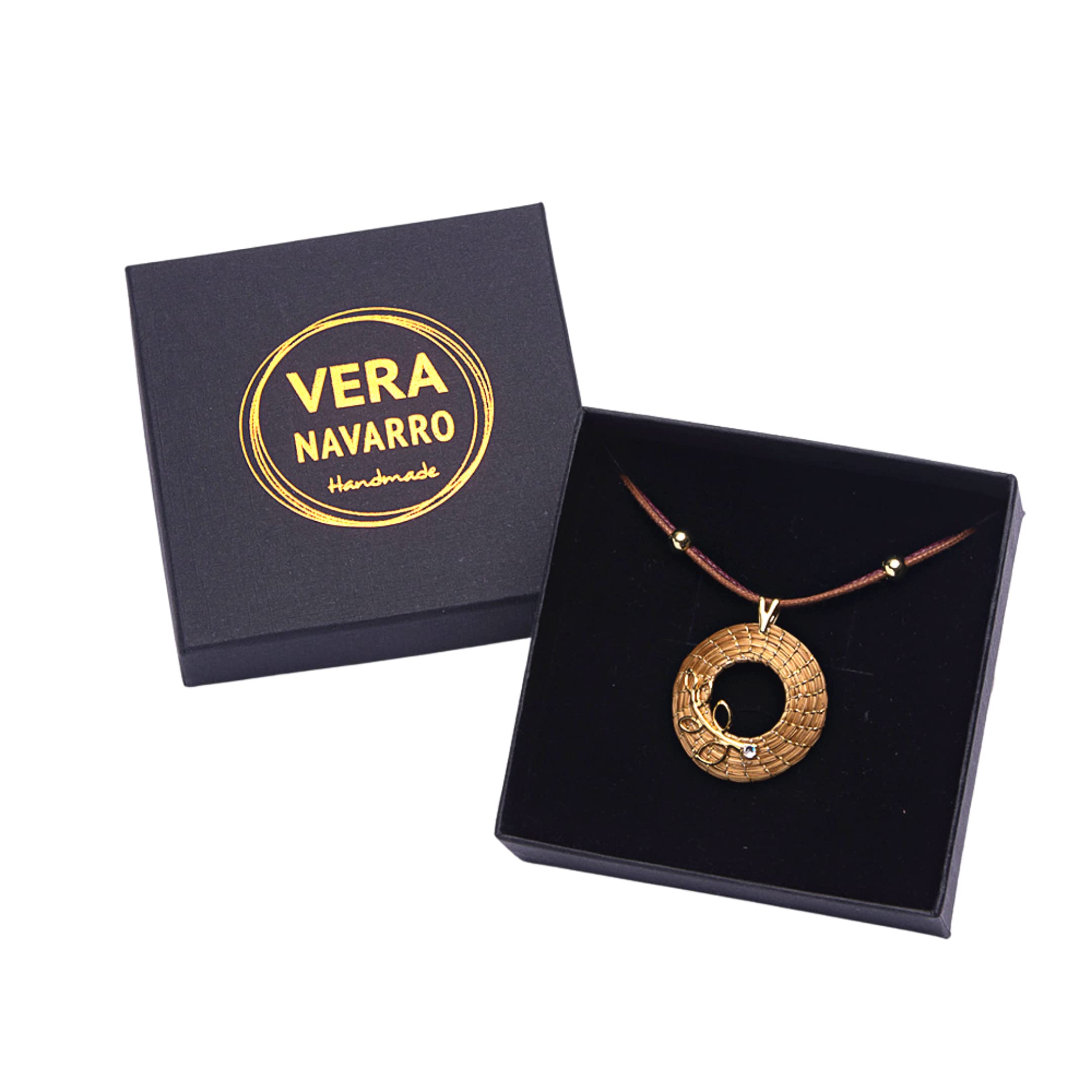 VERA NAVARRO - Halskette mit Goldenem Offenem Mandala-Anhänger aus Pflanzlichem Gold Ø 30 mm - Doppelt Gewachste Schnur 42 cm mit Verzierungen - 100% Natürliche Handarbeit
