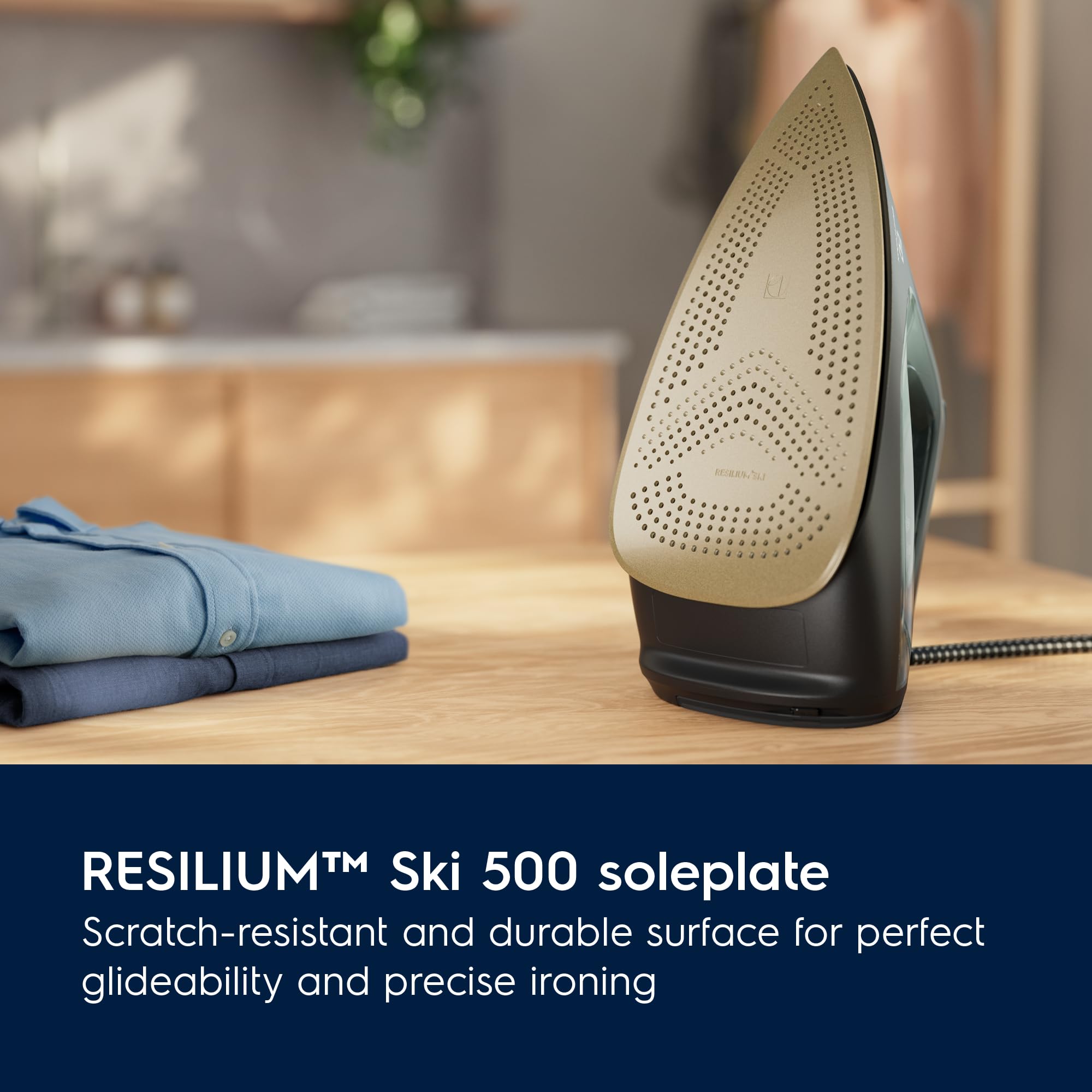 Electrolux Renew 800 E8SI2-8OG - Plancha con iluminación frontal y botón de vapor, placa resistente a los arañazos, función antical, plástico reciclado, golpe de vapor 250 g/min,