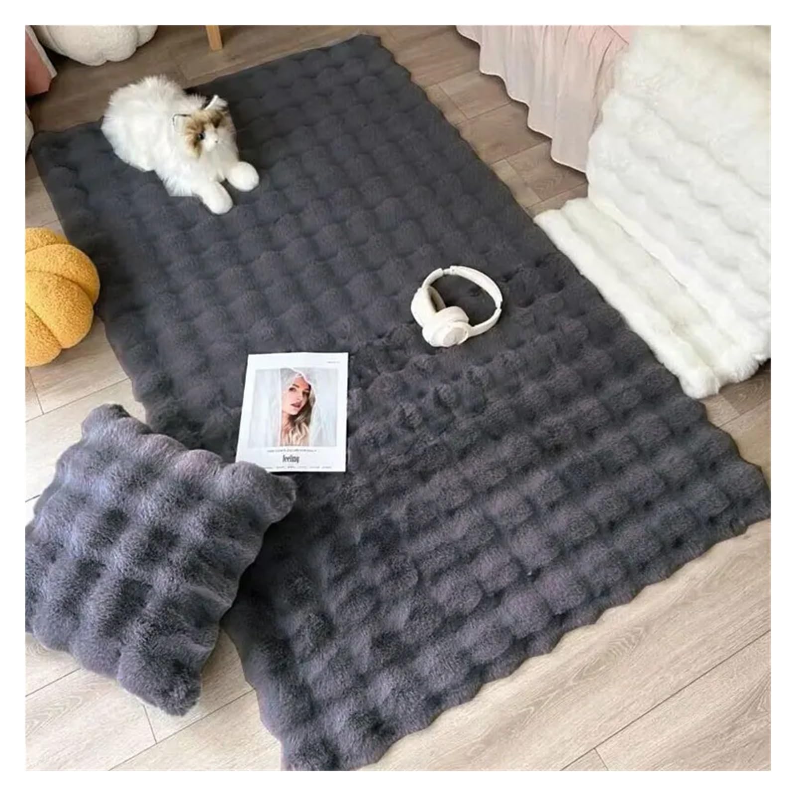 Tapis en peluche gris foncé idéal pour la décoration du salon des enfants et un balcon cosy