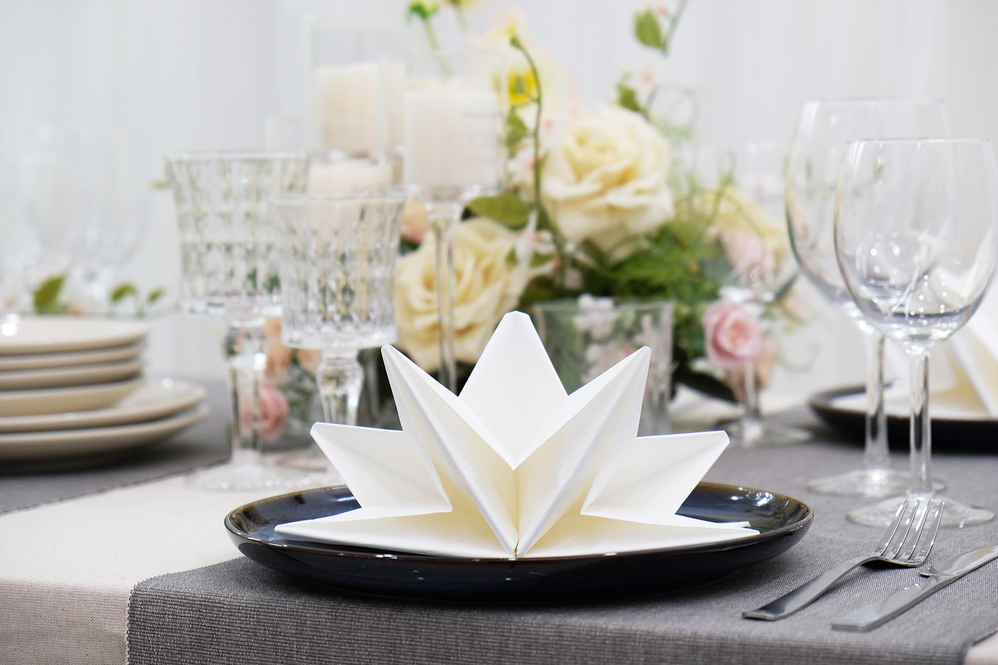 Lot de 180 serviettes de table de mariage de luxe pré-pliées en forme d'étoile Blanches jetables en papier 3 plis doux au toucher lin pour dîner, fête, élégantes, jolies, élégantes et grandes tailles