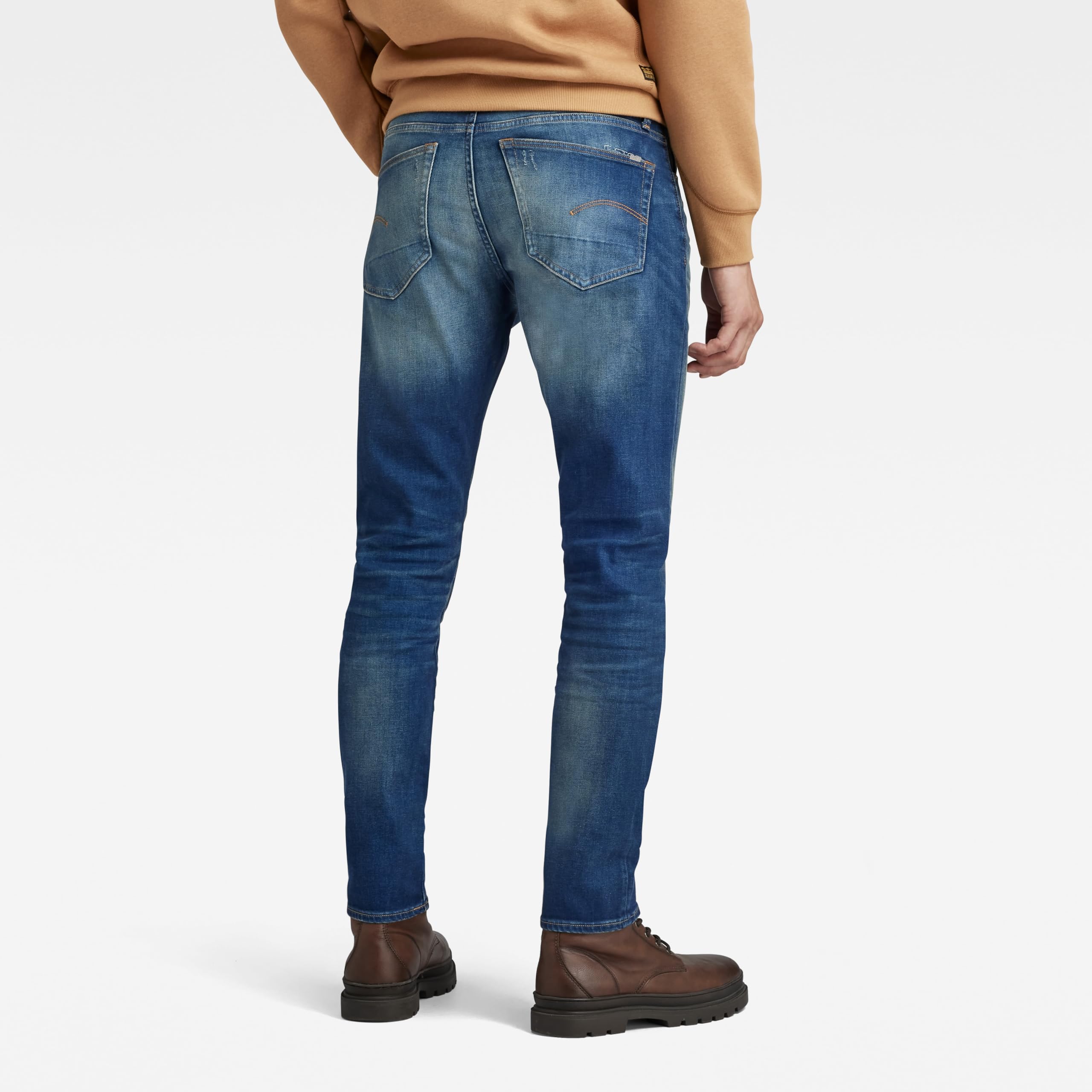 Gros plan sur la texture du denim du jean G-Star Hommes 3301 Slim, révélant sa qualité perçue.