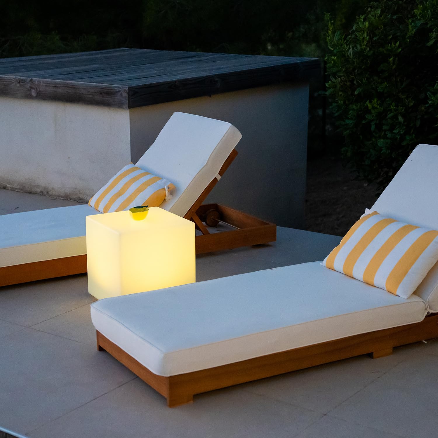 GuirLED LED Solarwürfel & Wasserdicht RGB+W 40 cm 100 % Freistehend & Fernbedienung