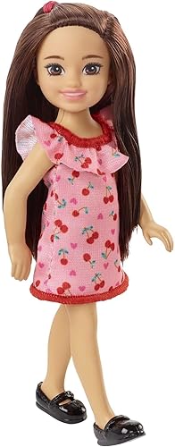 Miniatura 5 de Barbie Muñeca Chelsea (morena) con vestido estampado de cereza con volantes y zapatos negros, juguete para niños a partir de 3 años