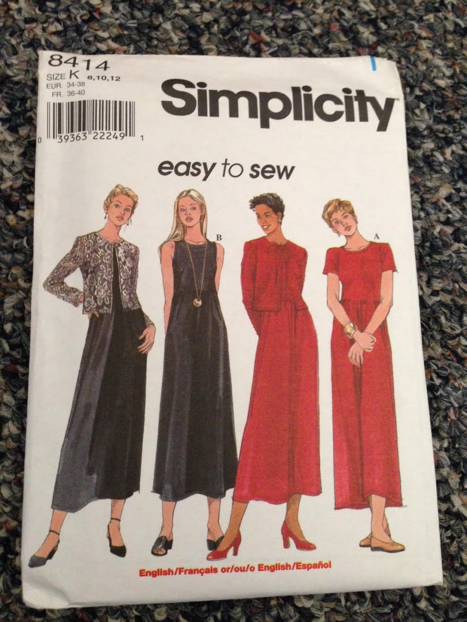 Robe et veste en tricot impeccables avec le patron Simplicity 8414