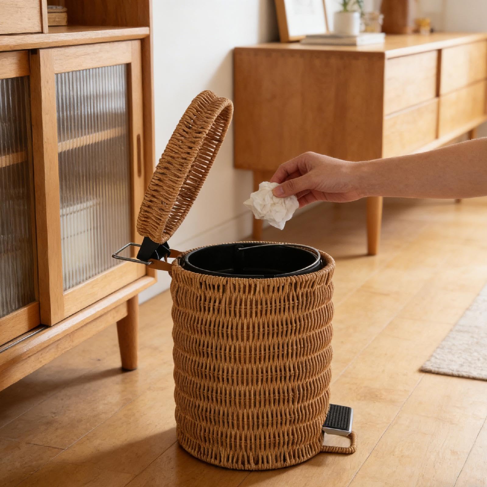 Papelera con Efecto Ratán, con Pedal Y Tapa: Una Papelera Creativa Y Versátil para El Hogar, Ideal para Baños Y Zonas de Entrada, 25cmx35cm