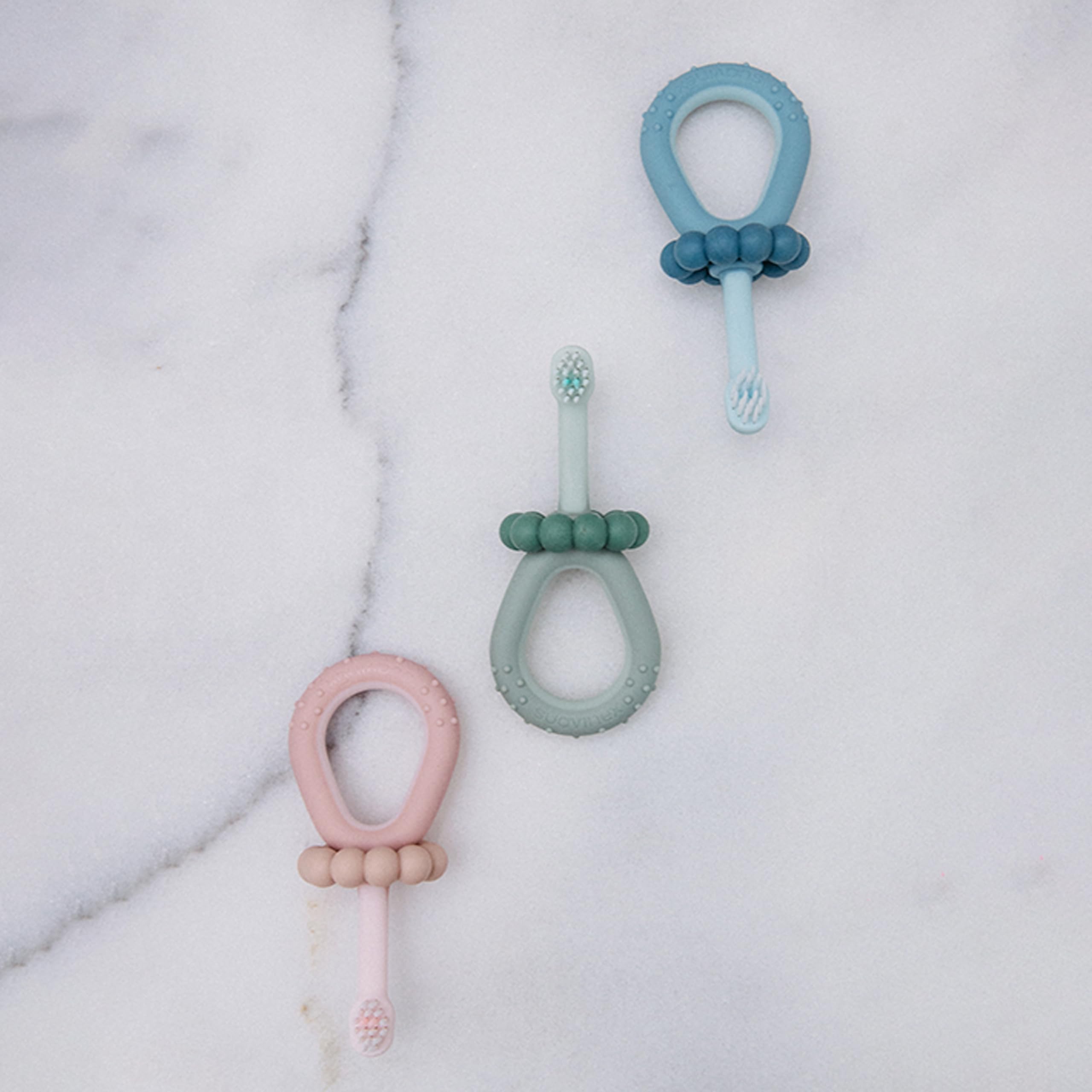 Suavinex, Spazzolino da denti per bambini da 0 a 2 anni, setole super morbide, ideale per gengive sensibili, manico ergonomico, testurizzato e antiscivolo, tappo di sicurezza, pulisci lingua, rosa