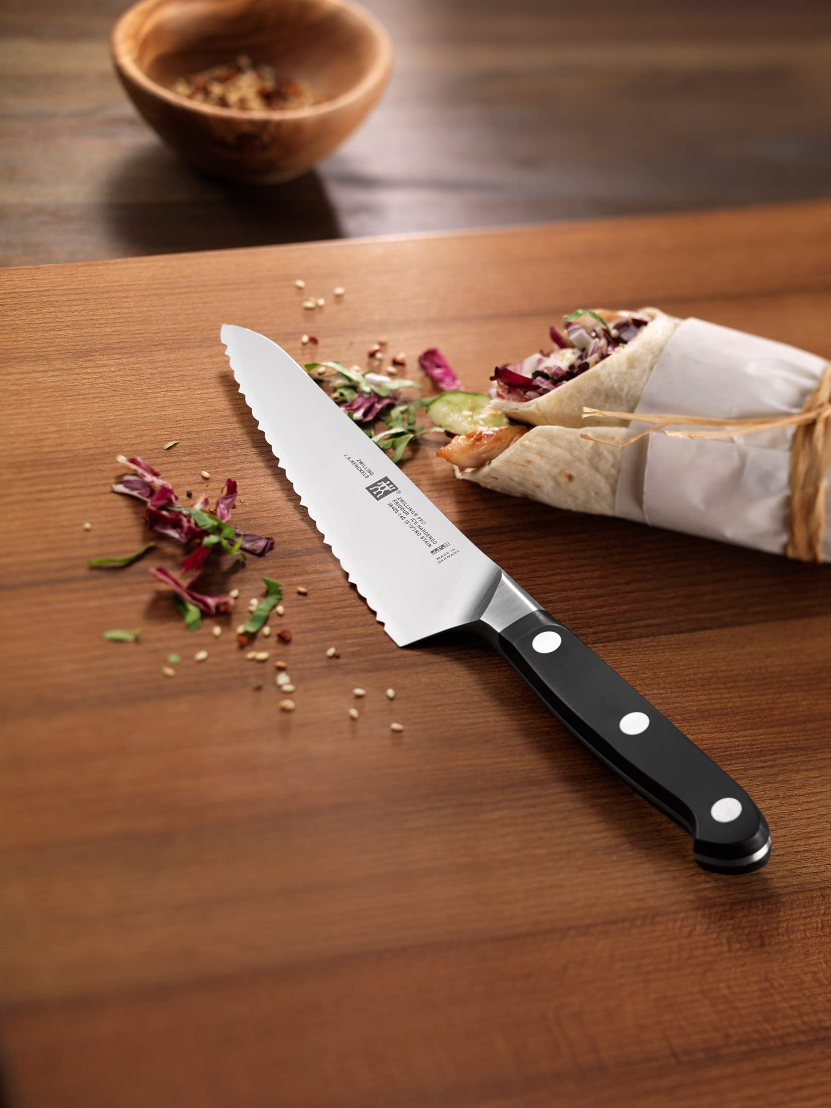 Zwilling Nóż szefa kuchni ząbkowany Pro Compact w kolorze srebrnym/czarnym, stalowy, 20 x 5 x 5 cm
