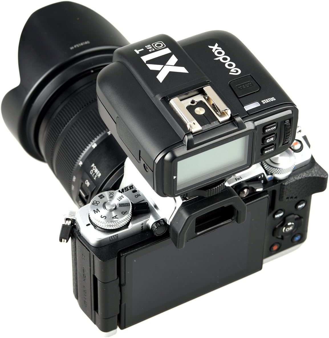 Godox X1T-O מותקן על מצלמת אולימפוס, חזית עליונה view