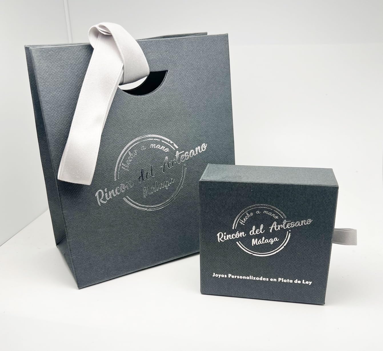 Collar con Nombre para Mujer Personalizado en Plata de Ley 925/1000. Colgante con Nombre. Regalo Día de la Madre. Regalo Navidad. Modelo Iflor