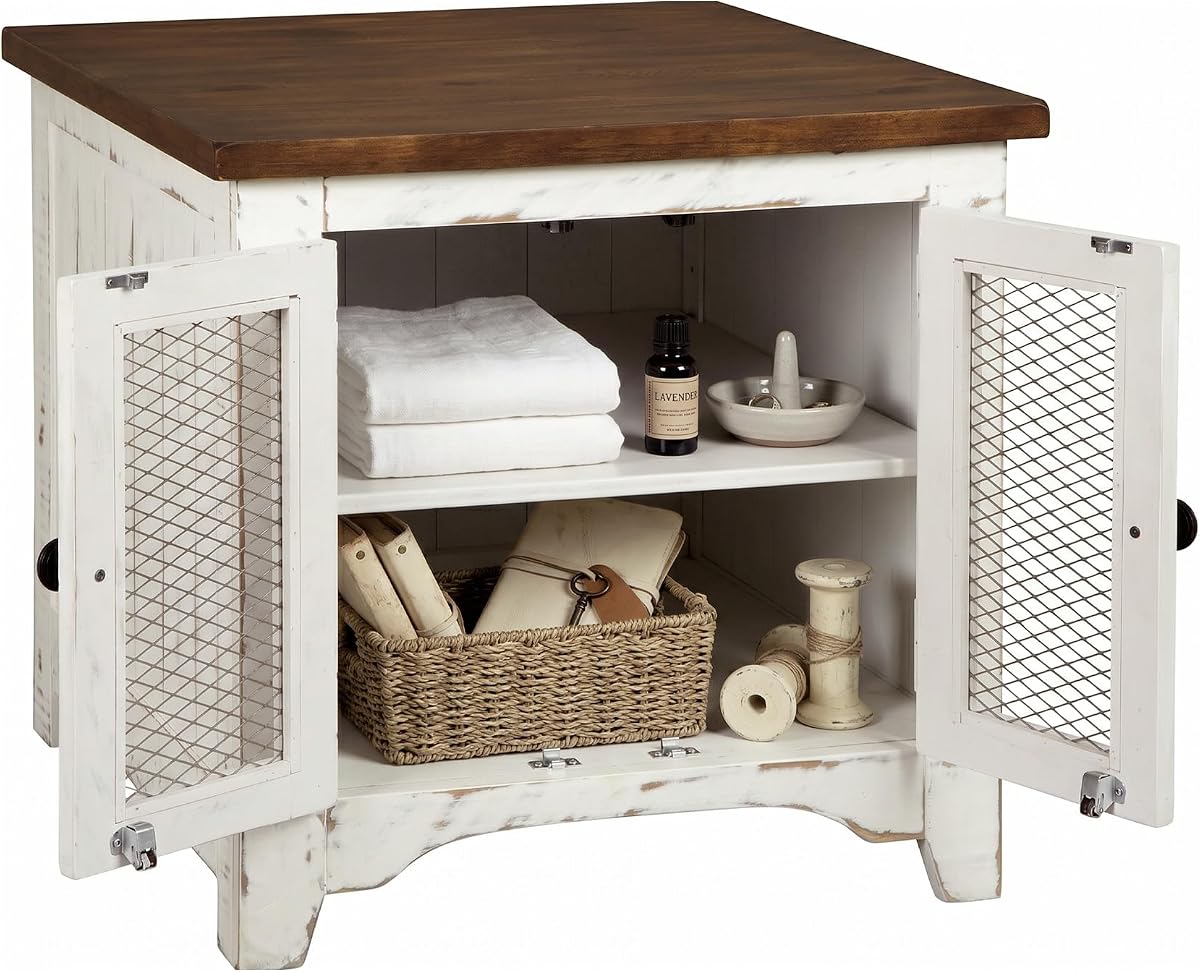Diseño exclusivo de Ashley Wystfield Mesa auxiliar con almacenamiento, blanco/marrón | Acabado de pino añejo blanco y natural desgastado, puertas de parrilla de metal doble, almacenamiento estilo granja