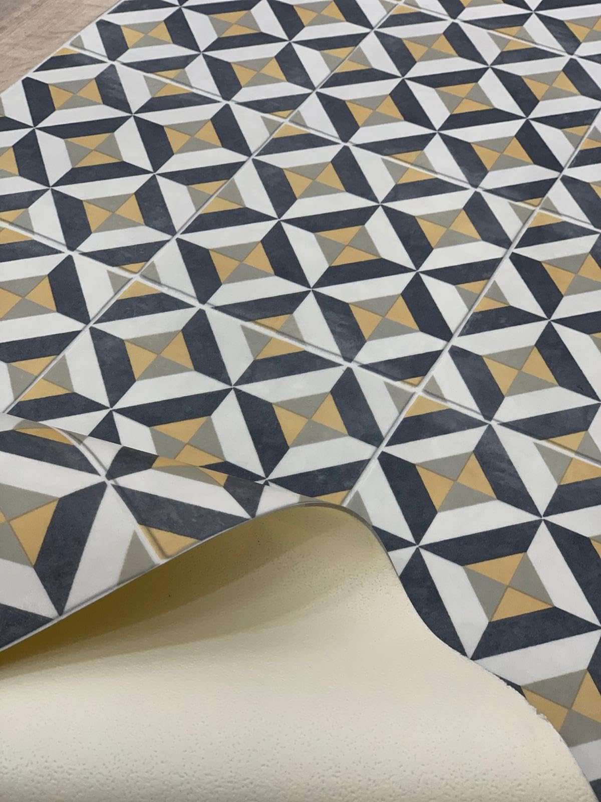 TADI & IMPERIO Alfombra Vinilo Hidráulica, de Rombos Color Gris Claro,Gris Oscuro, Amarillo y Blanco Roto, para Pasillo, salón, Cocina, dormitorios o moqueta de Vinilo hidráulica.