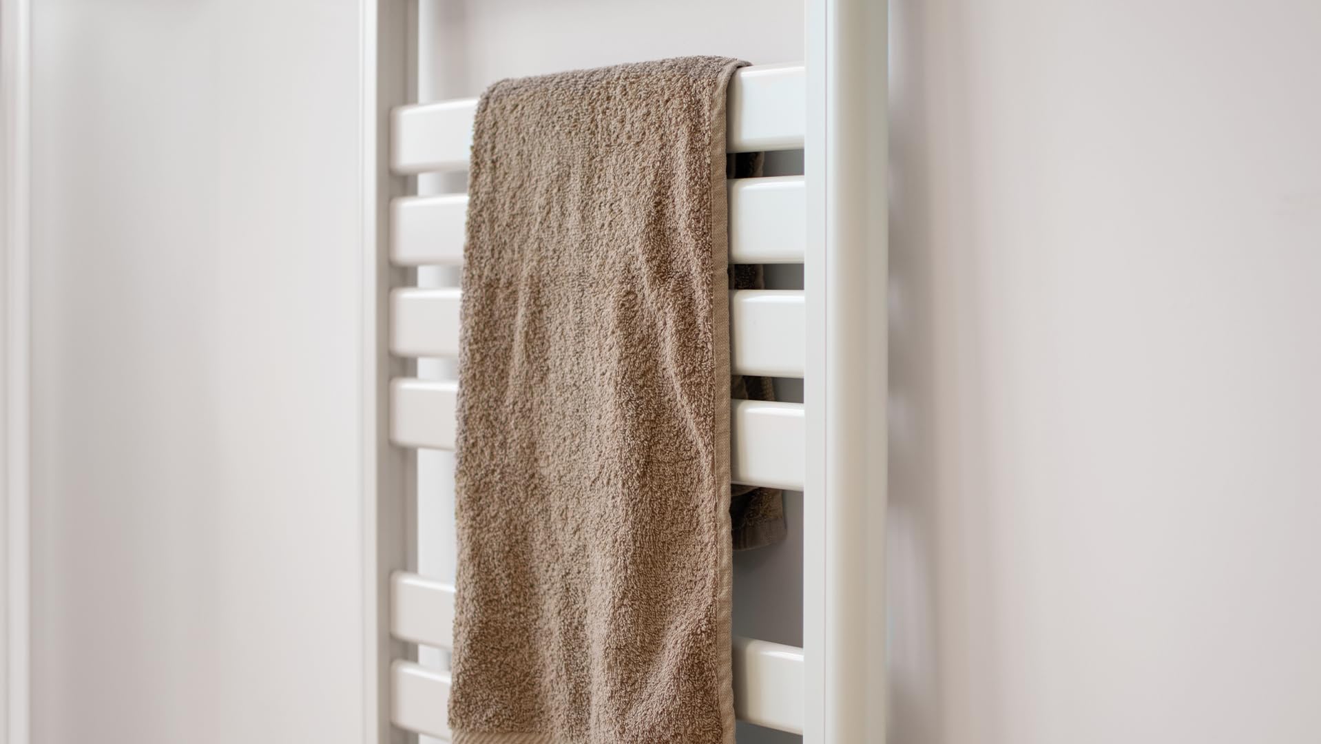 EVVO Toallero Eléctrico C500 Blanco - Radiador Electrico Bajo Consumo 450W, Tendedero Electrico para Baño, Pantalla LED, Temporizador 2h, Seguridad Sobrecalentamiento, IPX4, Incluye Kit