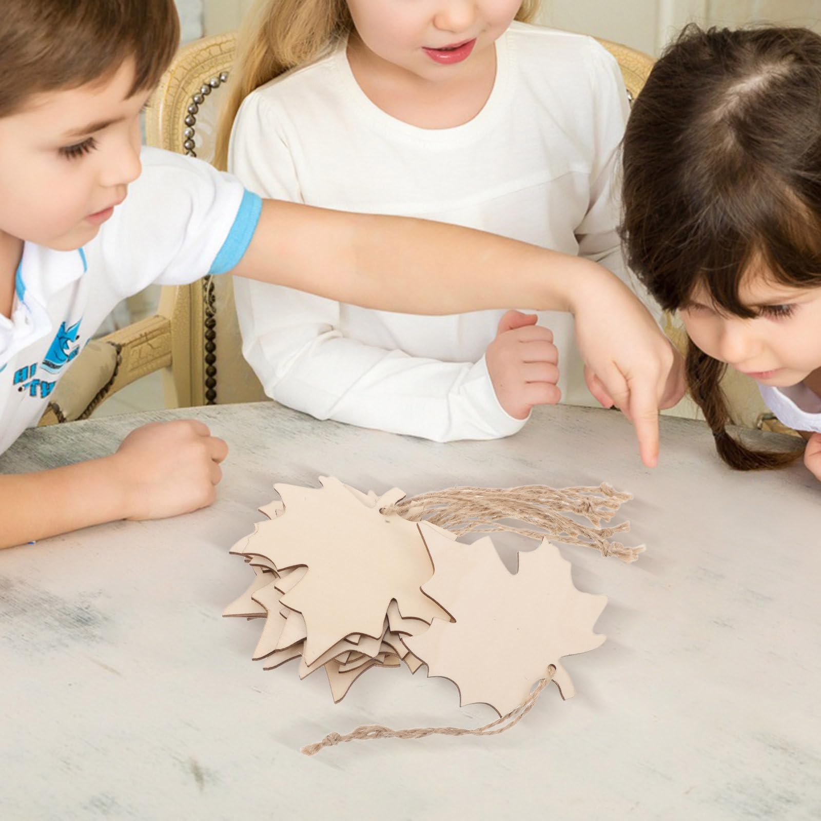 200 Pièces Découpes D'érable en Bois Naturel Beige pour Décorations D'automne, Texture Lisse et Facile à Suspendre, pour Activités DIY en Famille