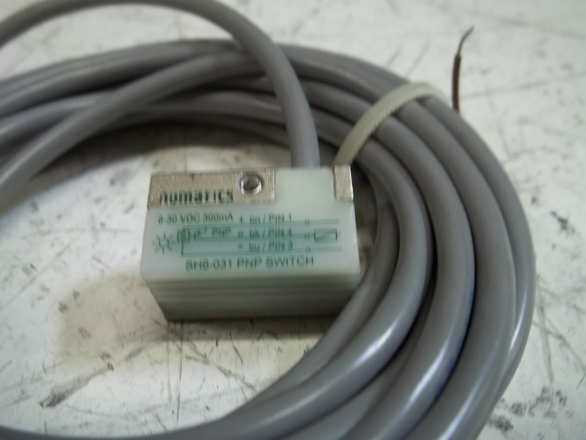 TURCK SI15-K30-AP6X-H1141 1 LED, 10-30 VDC, 15MM Range, 1605007 - Slot Sensor, 30MM Size, 4-PIN M12 EUROFAST Connector, INDUCTIVE, Normally Open, PNP (SOURCING), Smooth Plastic HOUSING