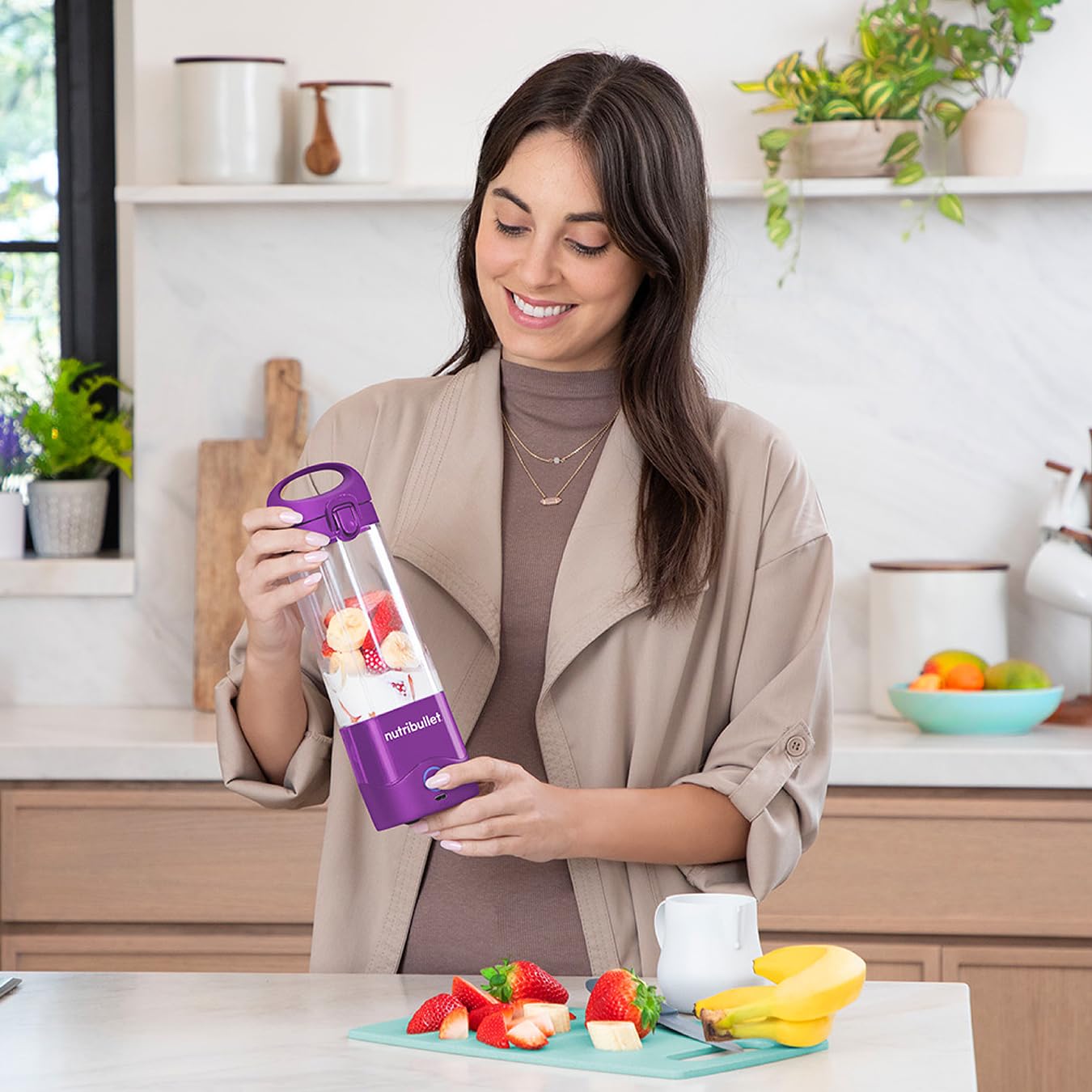 nutribullet Przenośny blender 60 W w kolorze fioletowym – wydajne ostrze ekstraktora, kubek 590 ml, pokrywka na wynos, kabel do ładowania USB-C i instrukcja obsługi – zapewnia ponad 15 cykli mieszania