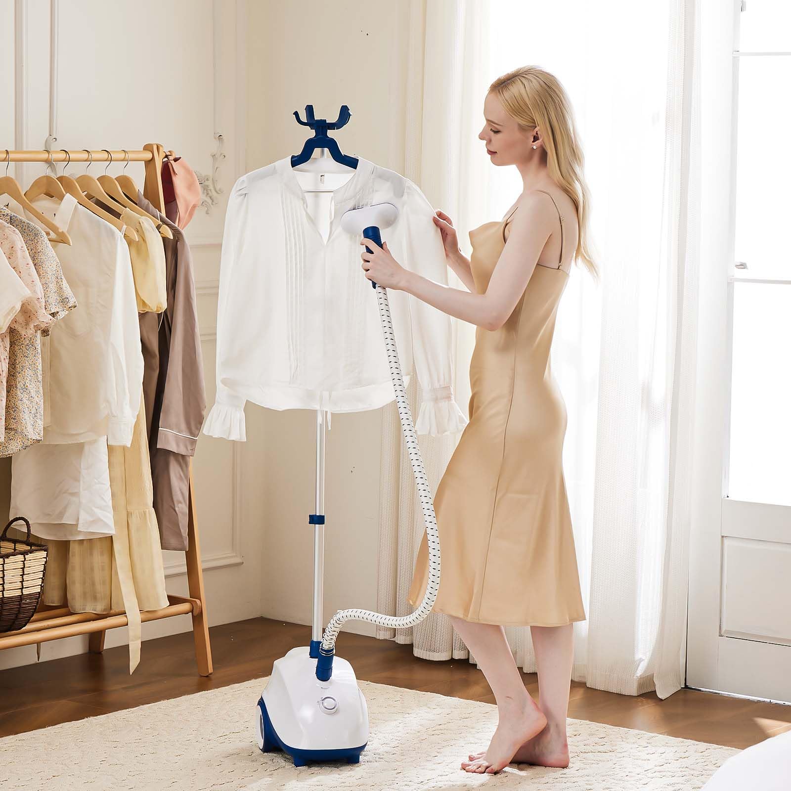 Piastra a vapore verticale 1500 W di potenza, serbatoio da 1,7 l per 55 min di vapore continuo, si riscalda in 45 secondi, ruote rotanti per la mobilità, efficace rimozione delle pieghe per vestiti,
