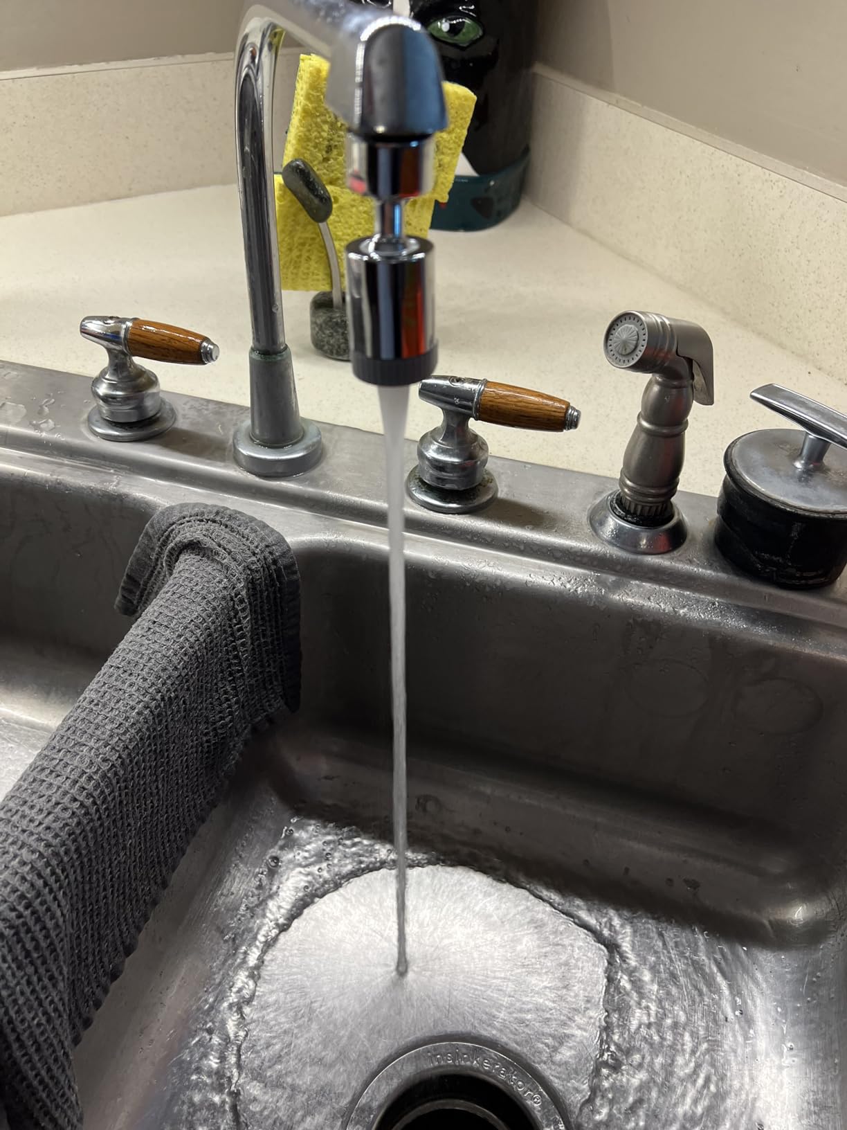 AquaFlex 360 instalado en grifo de cocina