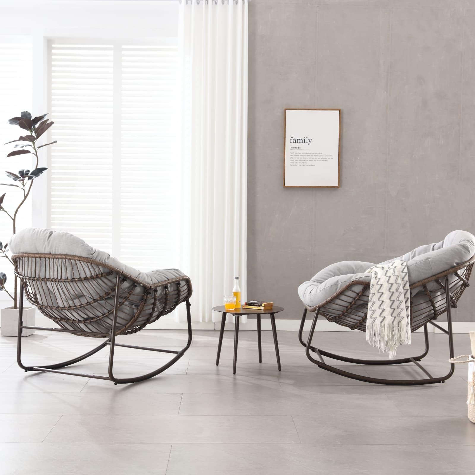 Sweiko Fauteuil à Bascule d'Extérieur en Rotin avec Coussin Moelleux,Fauteuil de Loisirs Ergonomique Adapté aux Porches,Salons,Terrasses et Jardins (LightGray)