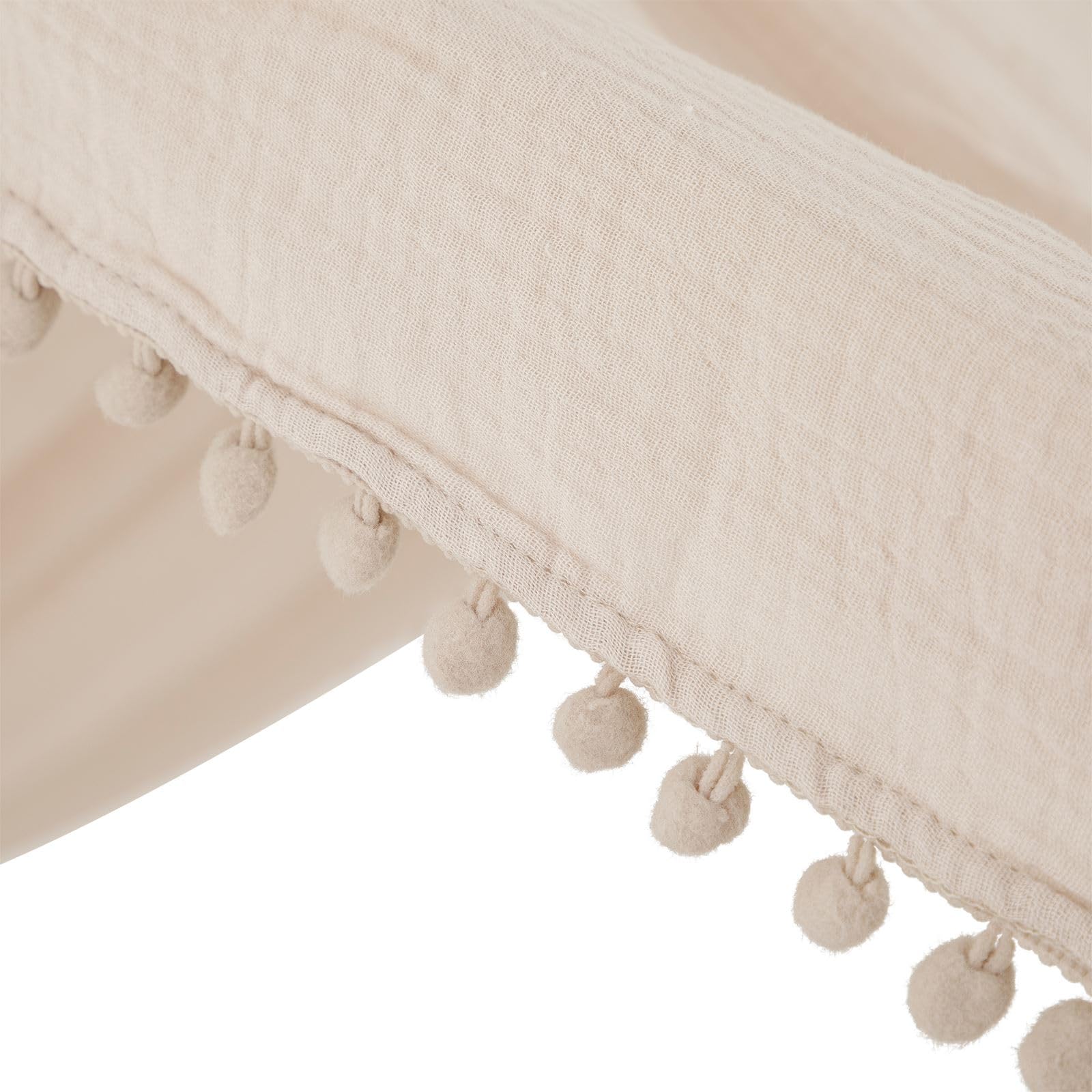 IDIMEX Hausbett-Vorhang LIAN 1 Stück, Beige – aus doppellagigem Musselin mit Pompons an den Seiten, 6 Schlaufen zum Befestigen, Bett Deko für Kinderzimmer, weich & atmungsaktiv