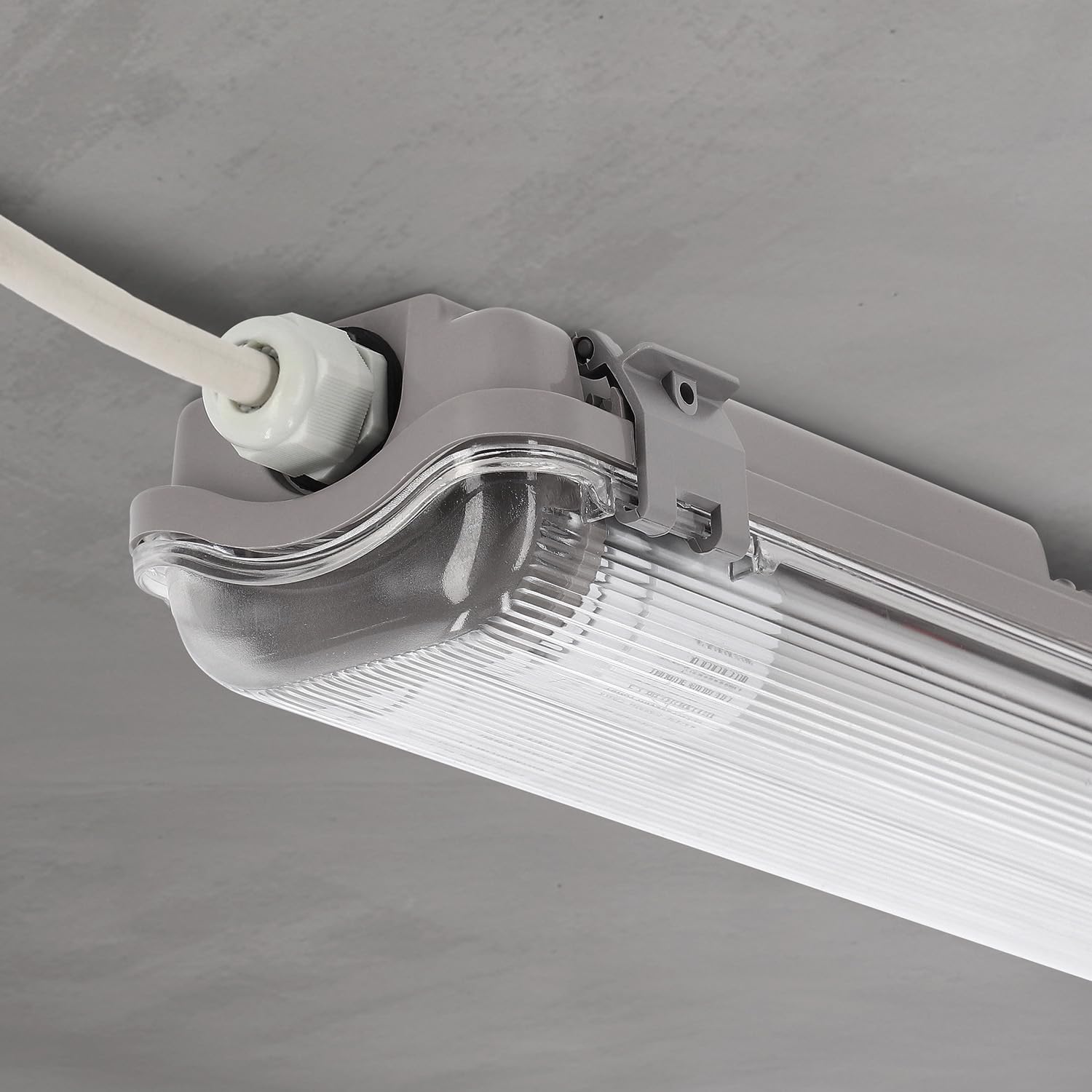 LED Universum Feuchtraumleuchte 120cm IP65 inklusive zwei T8 LED-Röhren 36W 4320 Lumen - 6500K tageslichtweiß - verknüpfbar - Kellerleuchte Nassraumleuchte Feuchtraumwanne L1276xB94xH58mm