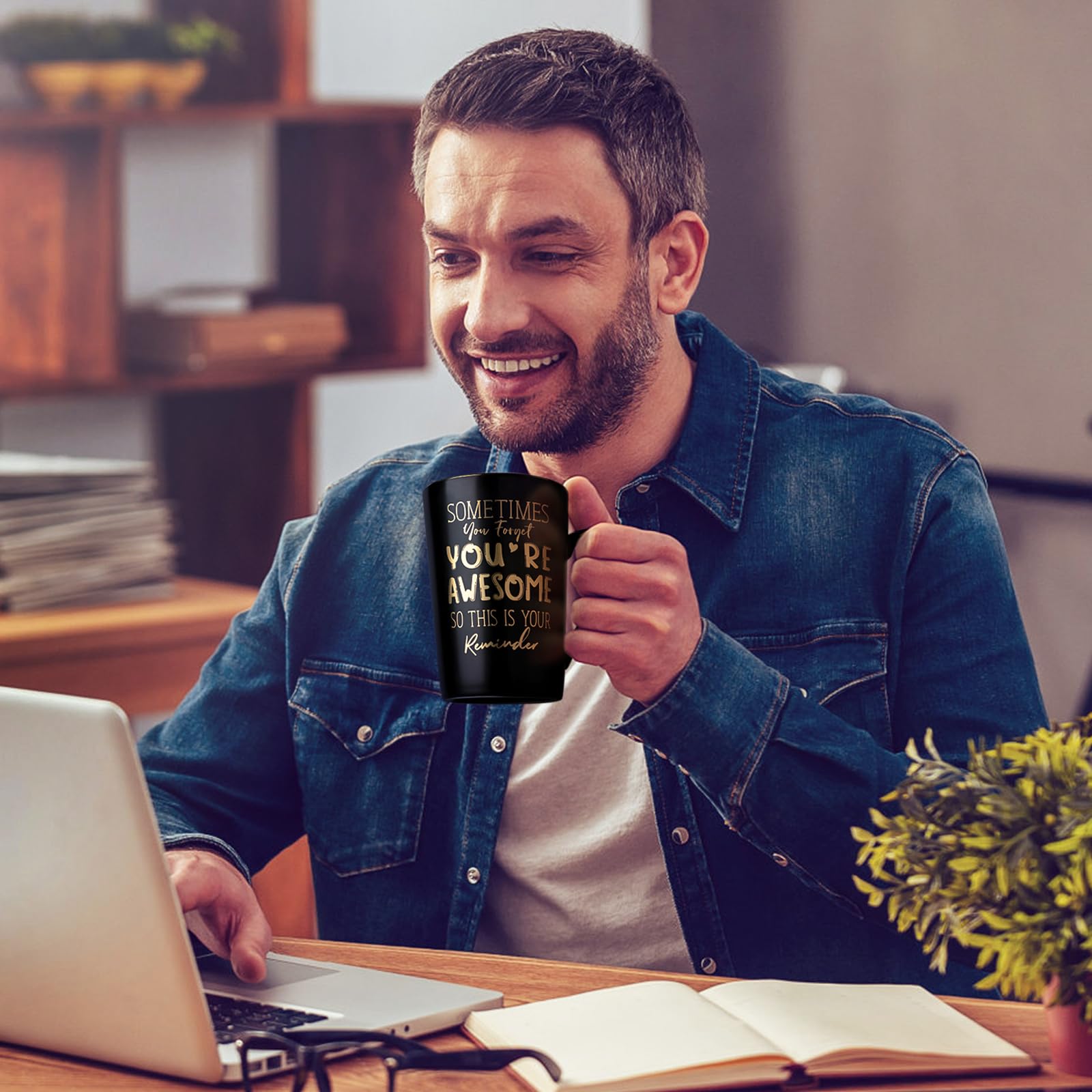 Regalos de agradecimiento para hombres, Sometimes You Forget You're Awesome - Taza inspiradora de cerámica negra única de 14 onzas con impresión dorada, regalos divertidos para novio, marido, él, en