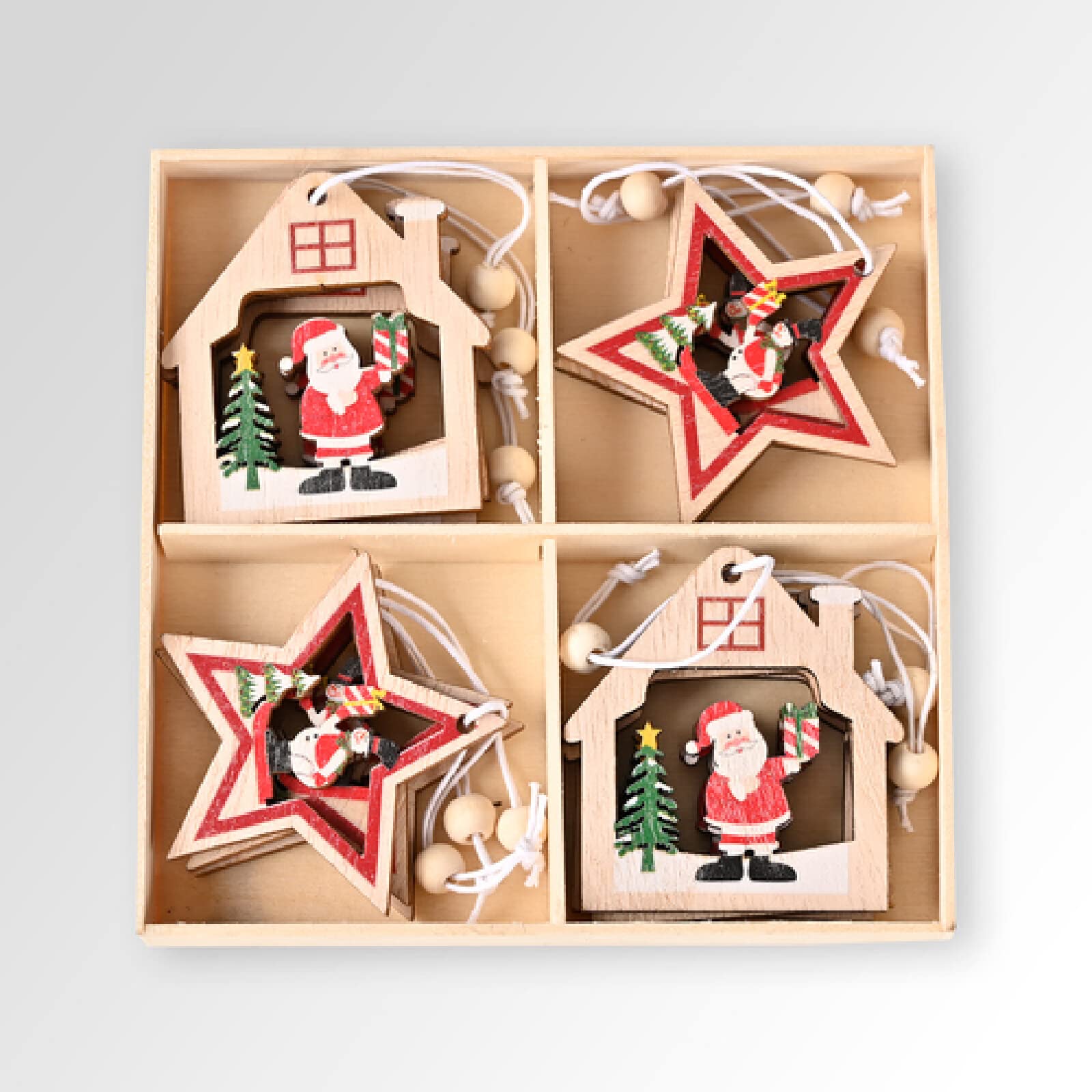 Sapin de Noël en bois décoré avec des ornements suspendus Père Noël et renne