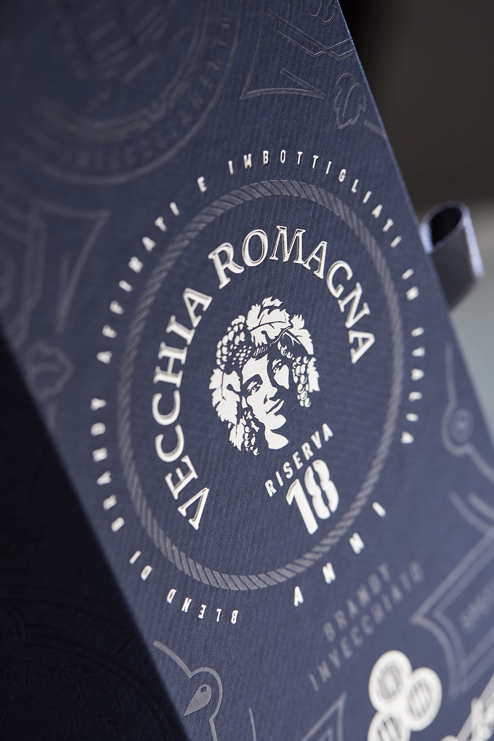 Vecchia Romagna Riserva 18 70cl - Blend di distillati invecchiati in botti che hanno ospitato Amarone della Valpolicella. 43.8% vol.