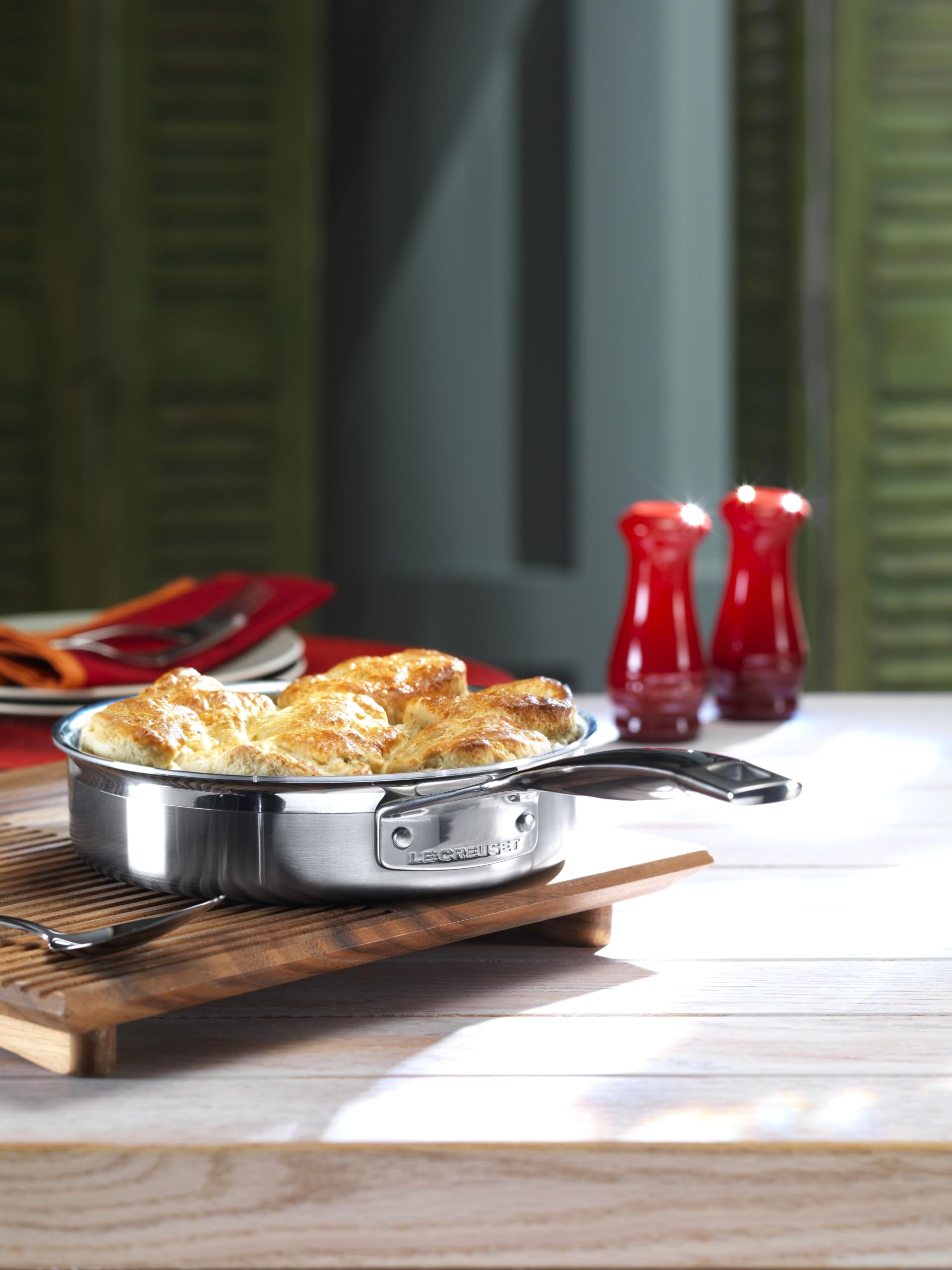 Amazon.com: Le Creuset, Salt and Pepper Shaker Set of 2 - Cerise