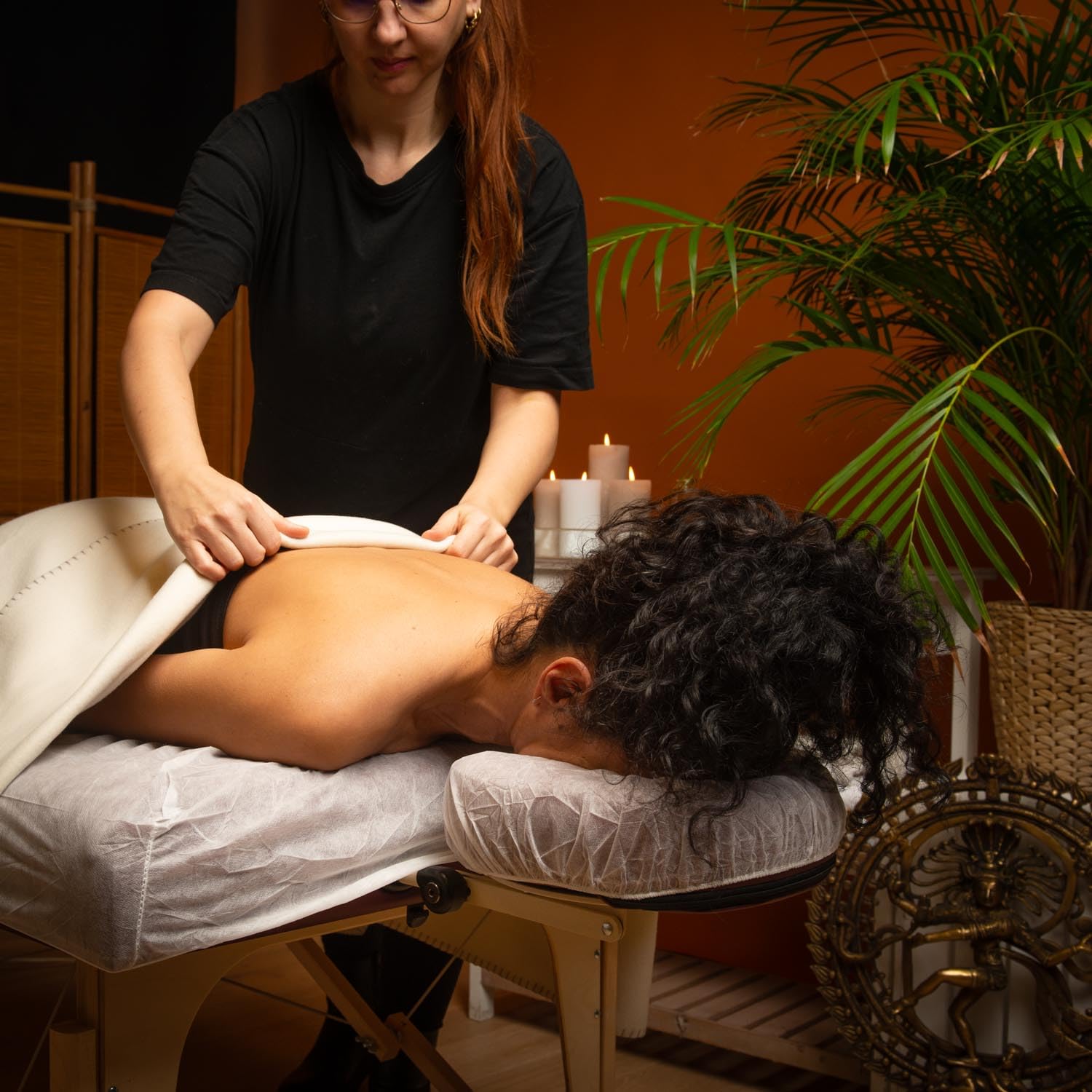 WellTouch Einweg-Kopfstützenbezug (100 Stück) | Einwegauflage in Hörnchenform | Bezug mit Rundum-Gummizug | Professioneller Hygiene-Bezug für Kopfstütze von Massage- & Kosmetikliege
