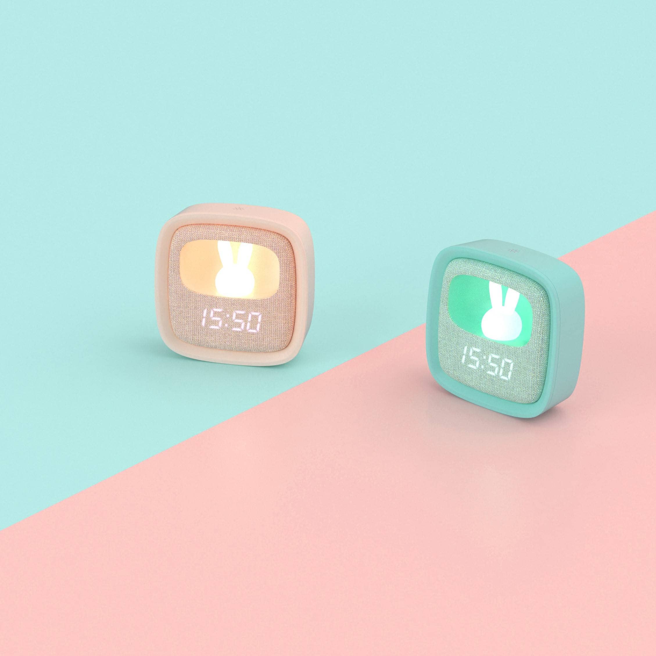 Despertador y Luz Nocturna para Niños Billy Clock con Conejo - Tela y Silicona Soft-Touch - Programación Fecha, Hora y 2 Alarmas - Brillo Ajustable - Azul - Mob