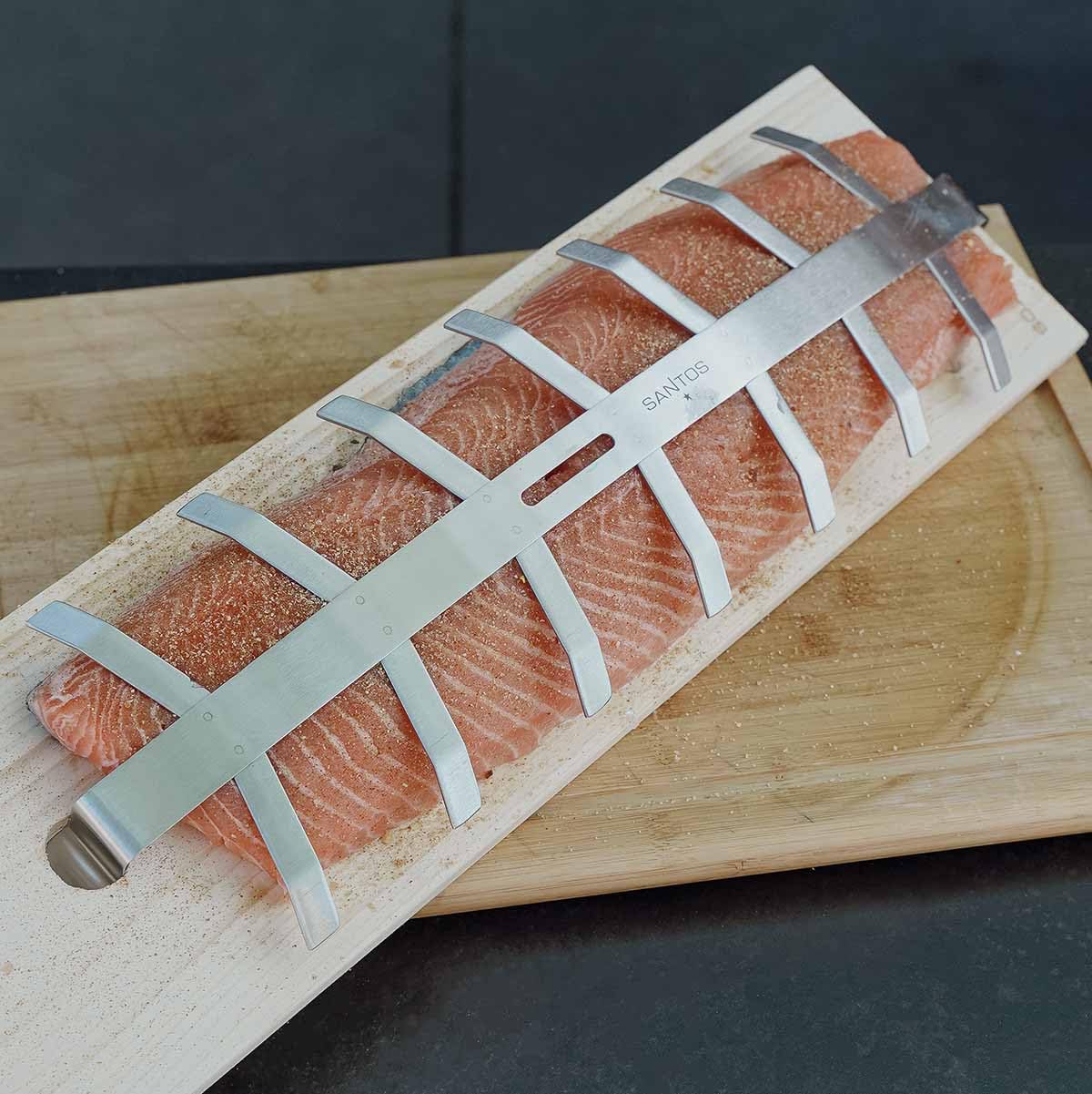 SANTOS Flammlachshalter mit Brett - Flammlachs - Einstellbarer Neigungswinkel - Edelstahl Halterung, Flammlachsbrett, Lachsbrett - Feuerschale & Grill