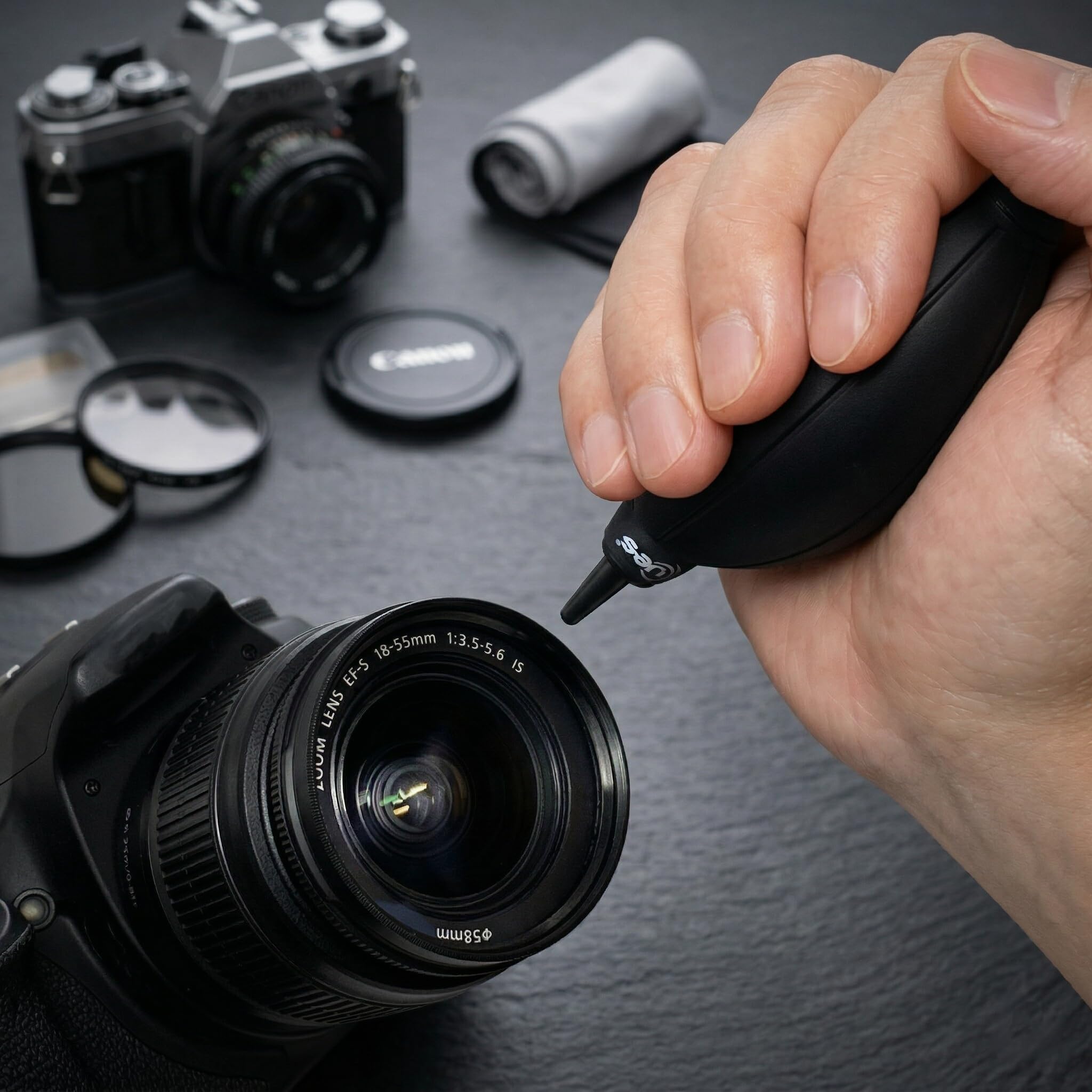 UES DKL24 Kamera Reinigungsset für Vollformat: 10x 24mm Sensor-Swabs, 30ml Reiniger, Blasebalg, Lens-Pen, 5X Mikrofasertücher, Optikpapier & wasserdichtes Etui (Kompatibel mit Sony, Canon, Nikon)