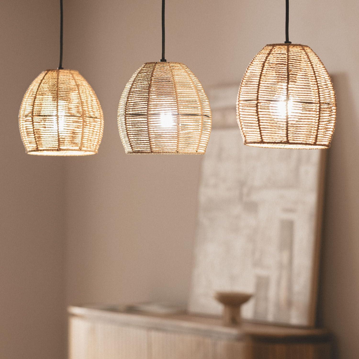 LEDKIA Lámpara Colgante Papel Trenzado Mahali 3 Focos Natural | Papel Trenzado | Diseño Natural para Salón; Dormitorio | Compatible con Bombilla E27 | Longitud Ajustable