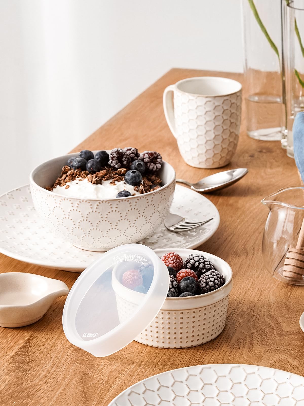 LE TAUCI Ramequines con tapas, juego de ramikin de 8 onzas para crema brulee, soufflé, salsas de inmersión, recipientes de cerámica para almacenamiento de alimentos, ideales para sobras, 4.4 pulgadas,