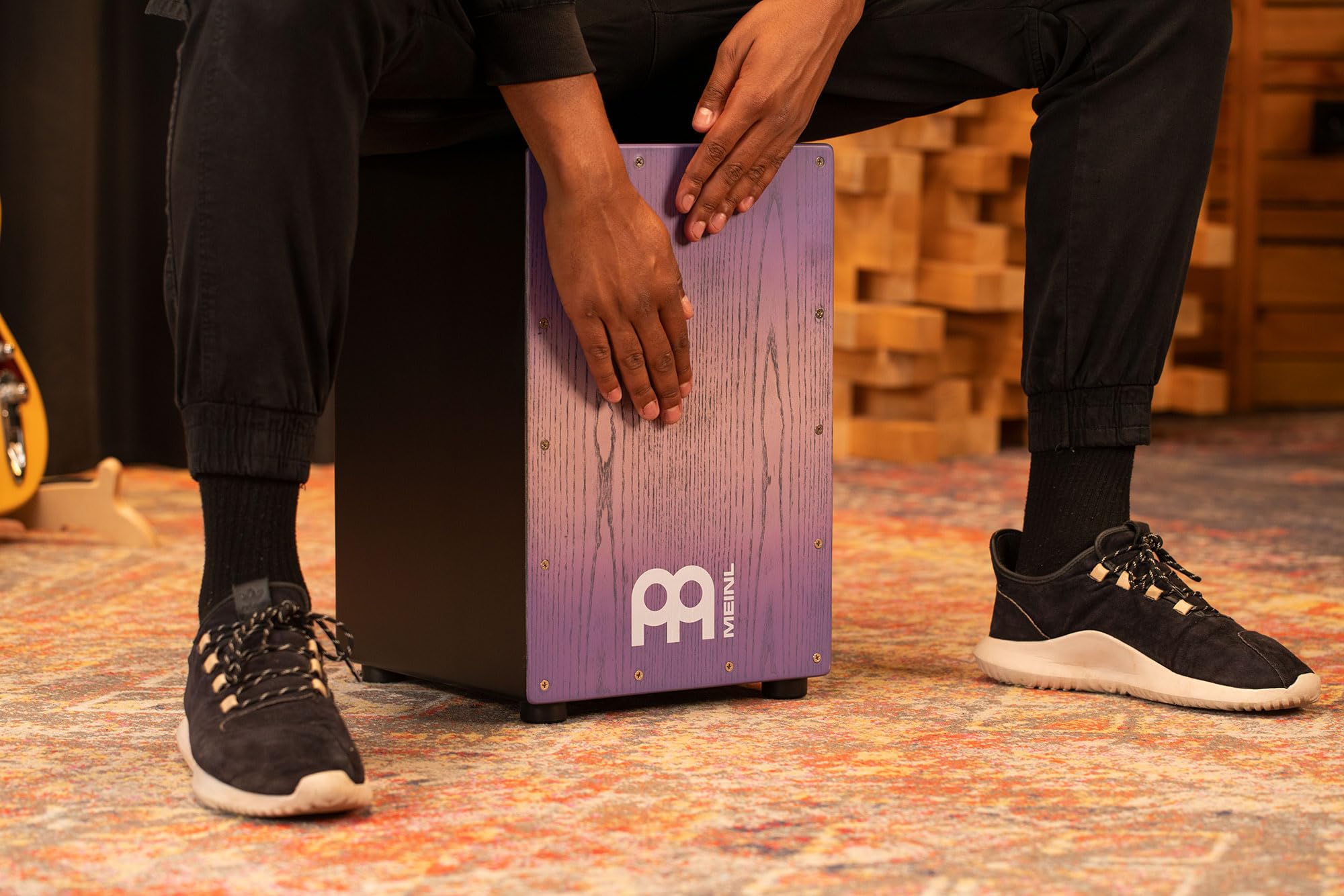 Meinl Percussioni Headliner Cajon Box Drum con rullante e tono basso per musica acustica, non prodotto in Cina, legno di frassino, gioca con le mani, garanzia di 2 anni (MCAJ100BK-LPF)