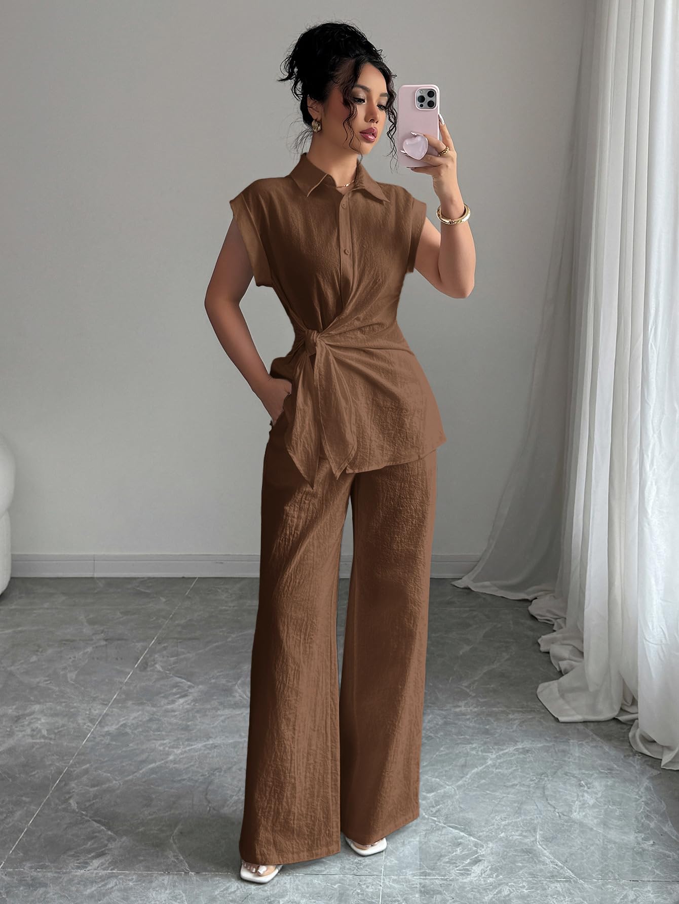 Completo da Donna In Due Pezzi Di Cotone, Composto da Camicia A Maniche Corte con Cintura In Vita E Pantaloni A Gamba Larga A Vita Alta. Set Elegante E Casual Estivo, Perfetto per L'Uffici