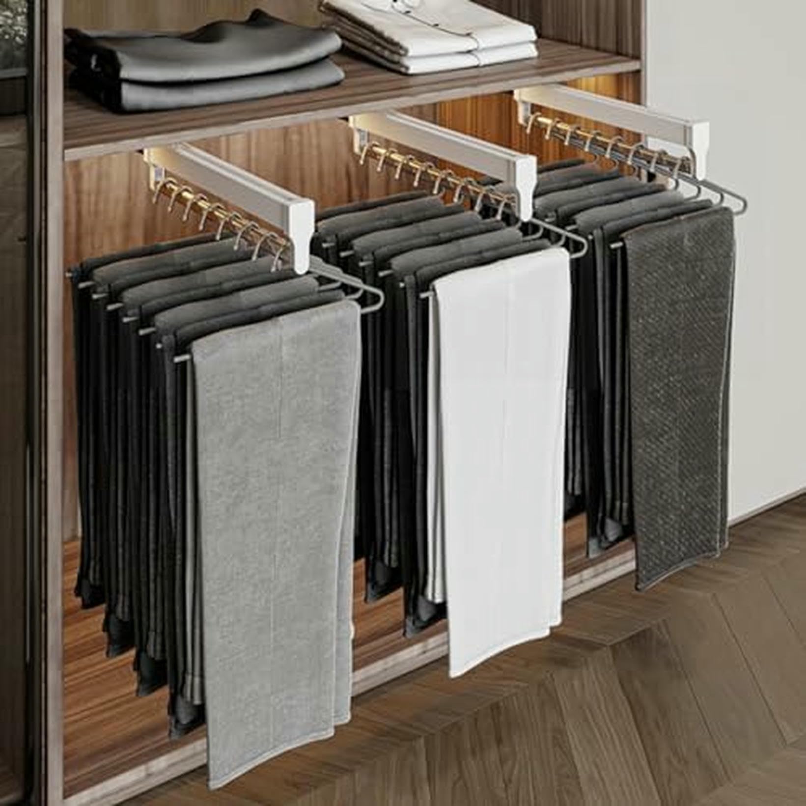 Garde-robe organisée avec la tringle à placard extensible réglable