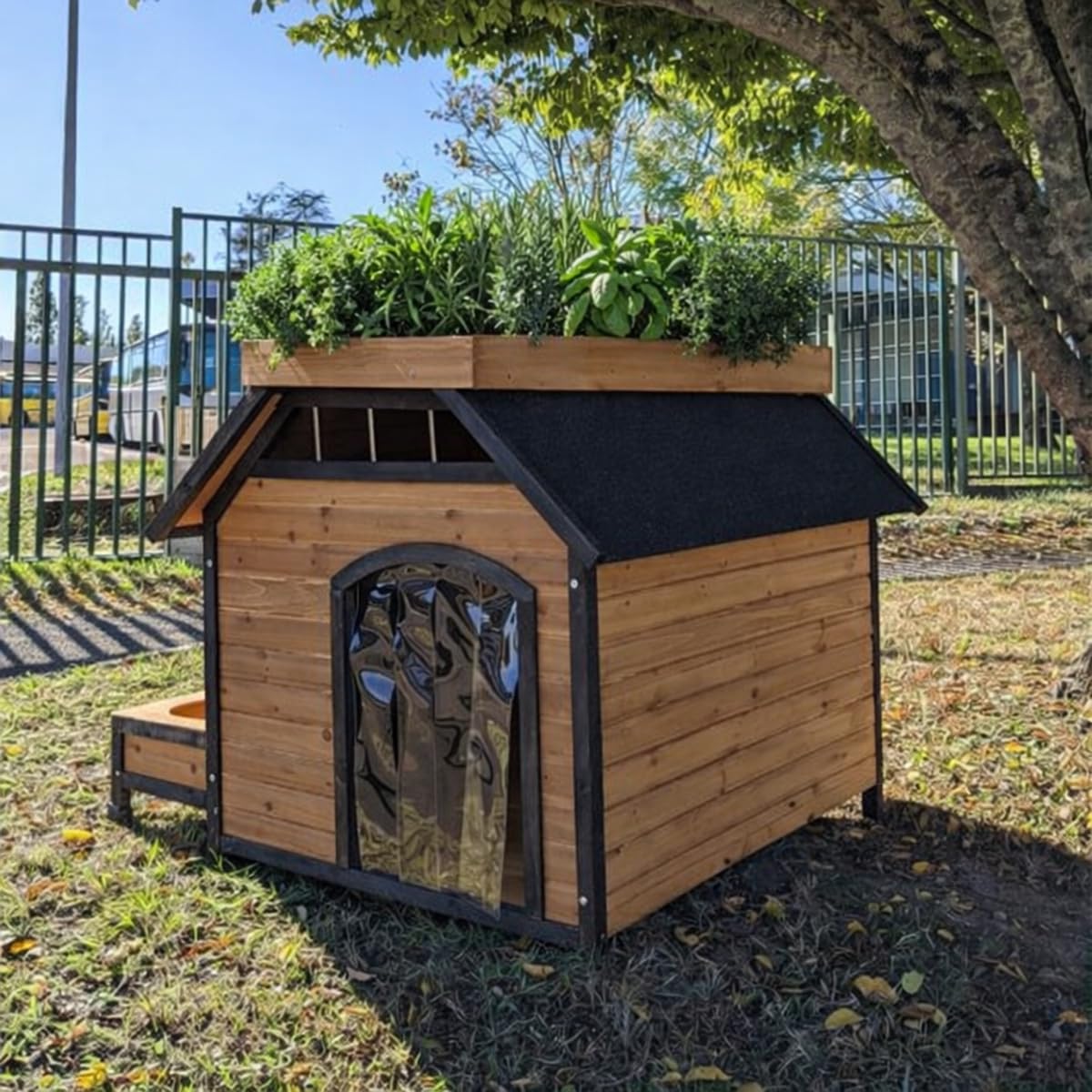 Animal Valley – Casita para perros Beauceron con techo vegetal – Madera y Shingle – 115 x 105 x 105 cm – Talla M – Beige y negro – para perros medianos