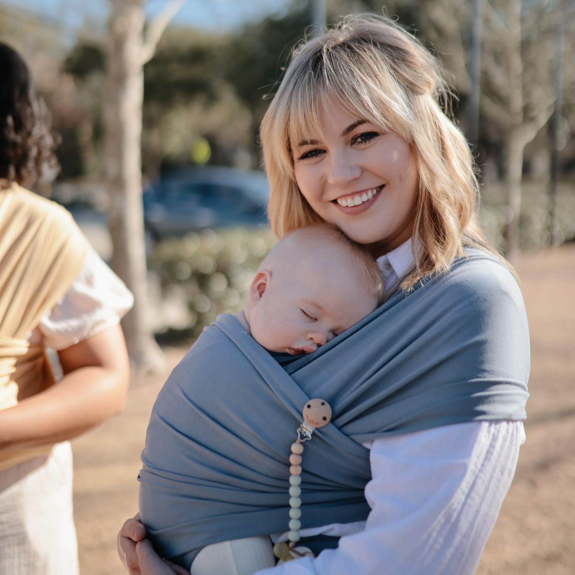Mushie Tragetuch für Neugeborene & Babys | 100% Bio-Baumwolle | Mit einer integrierten Tasche | von 3,6-14,9 kg | Atmungsaktiv, um Überhitzung zu vermeiden | Tradewinds