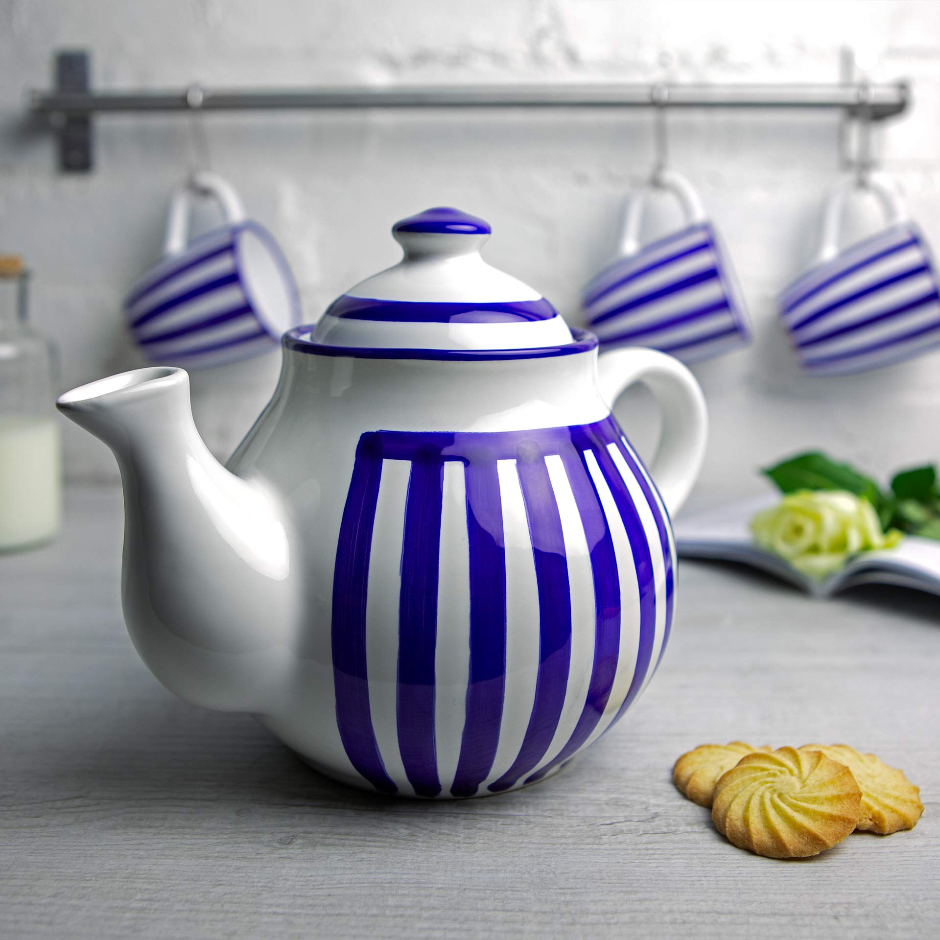 City to Cottage | Théière | à rayures bleu marine et blanches en céramique avec couvercle et anse faite et peinte à la main | Grande 1,7L 4-6 tasses