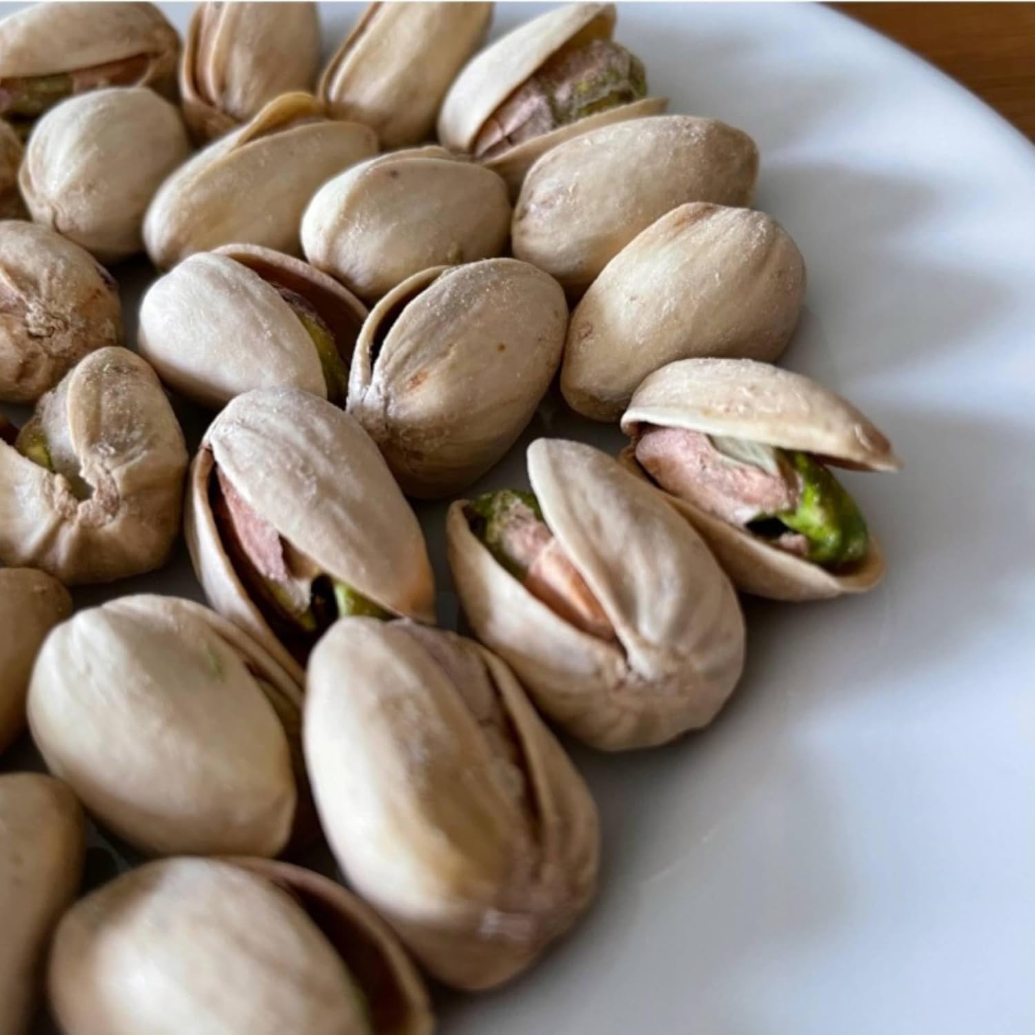 HiFood Pistacje prażone i solone, w łupinach 1 kg, duże opakowanie, chrupiące, idealne na aperitif i jako przekąska, naturalne źródło żelaza