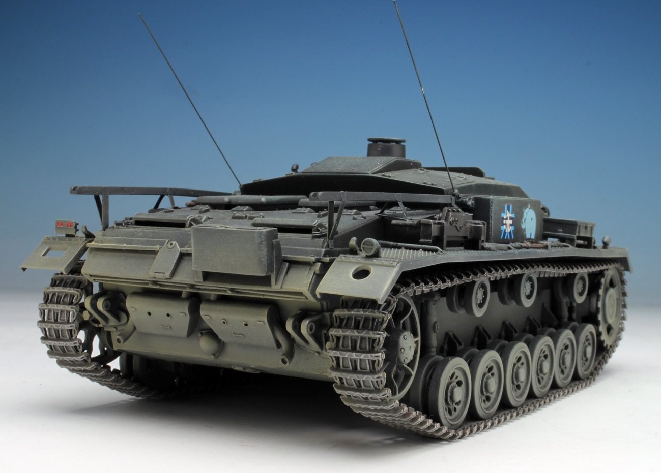 【塗装済完成品】ガール＆パンツァー1/35Ⅲ号突撃砲F型カバさんチーム仕様 塗装済完成品】ガール＆パンツァー1/35Ⅲ号突撃砲F型カバさん