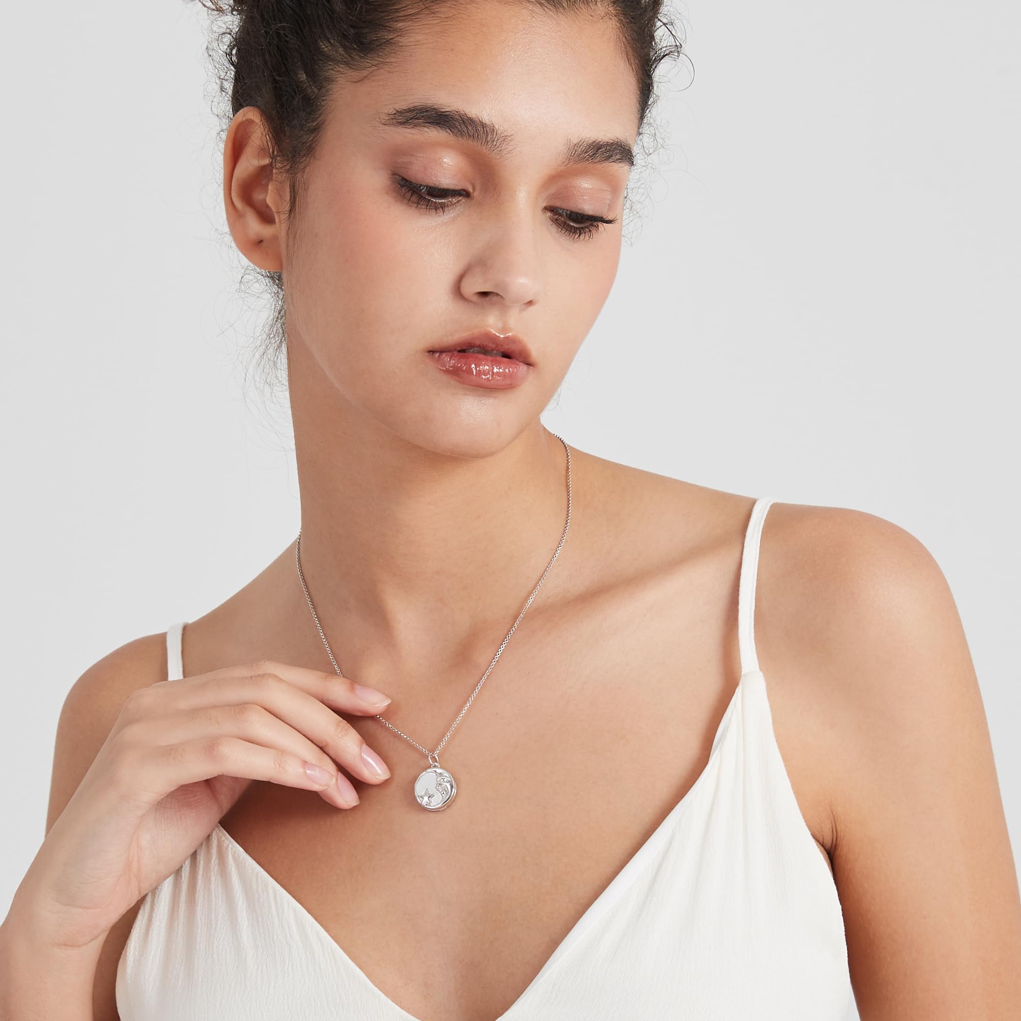 PERIMADE Collana con medaglione fotografico personalizzato che contiene foto, messaggio di testo inciso personalizzato luna stella moneta collana per donne, collana rotonda personalizzata regalo