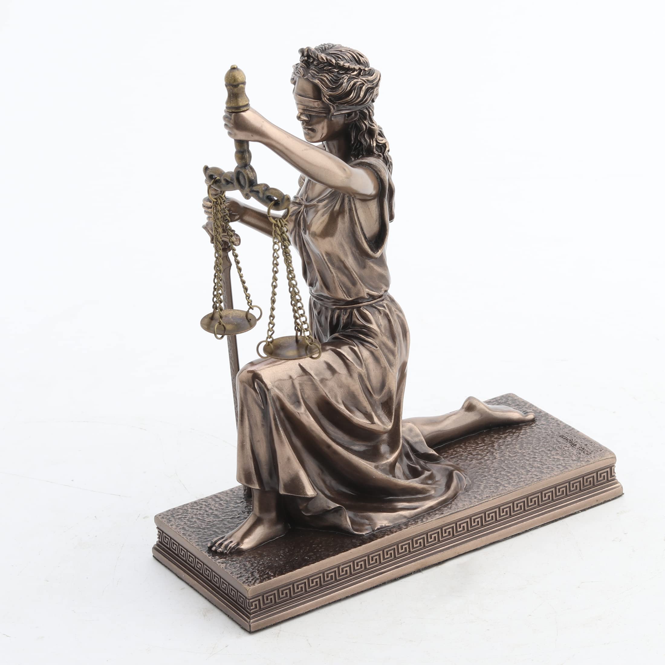Veronese Design 16 3/4 cm Lady Justice klęcząca waga trzymająca i miecz rzeźba z żywicy wykończenie z brązu