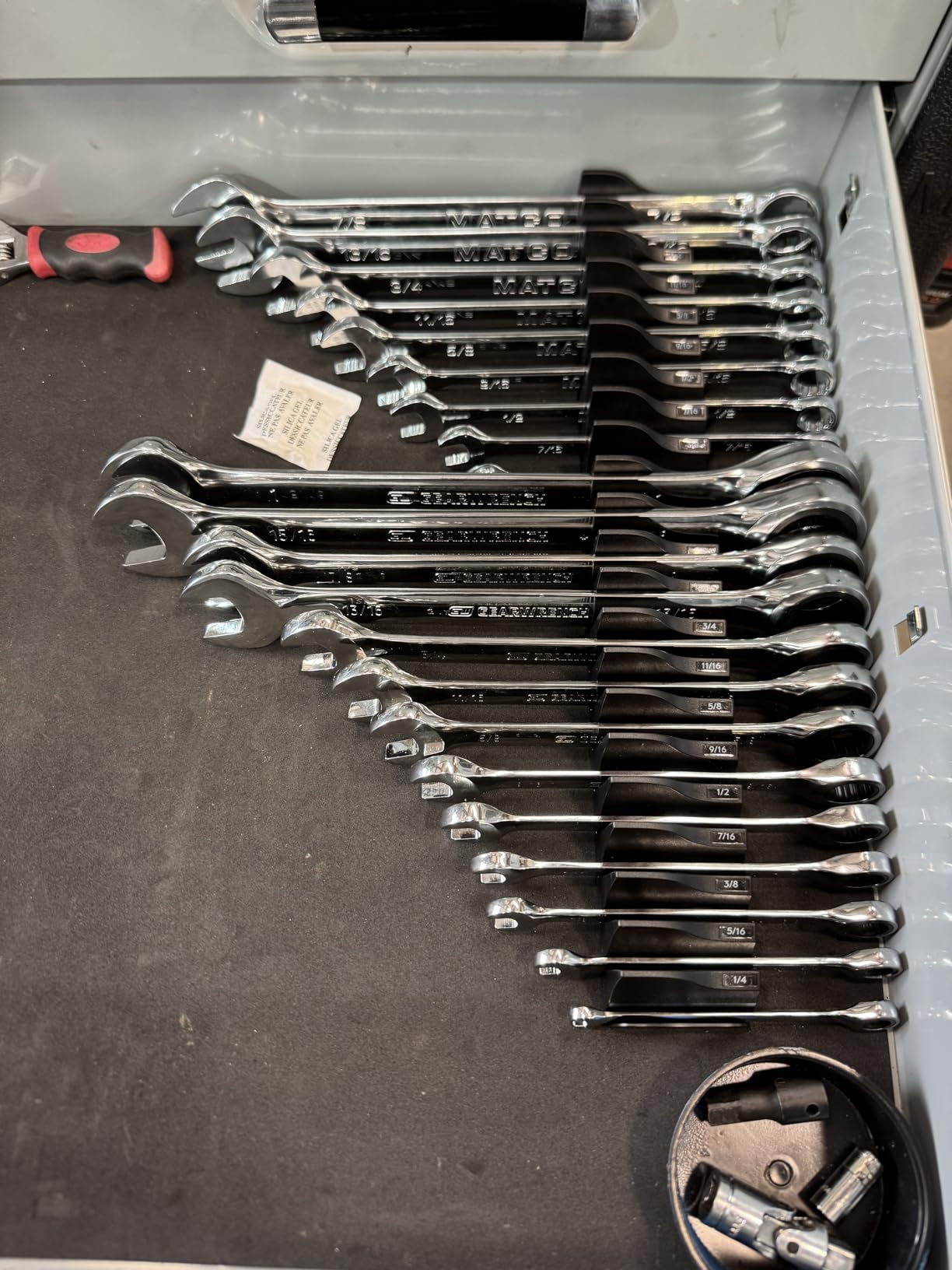 GEARWRENCH 16 Piece Ratcheting Combination Wrench Set with Tray | Metric | 9416