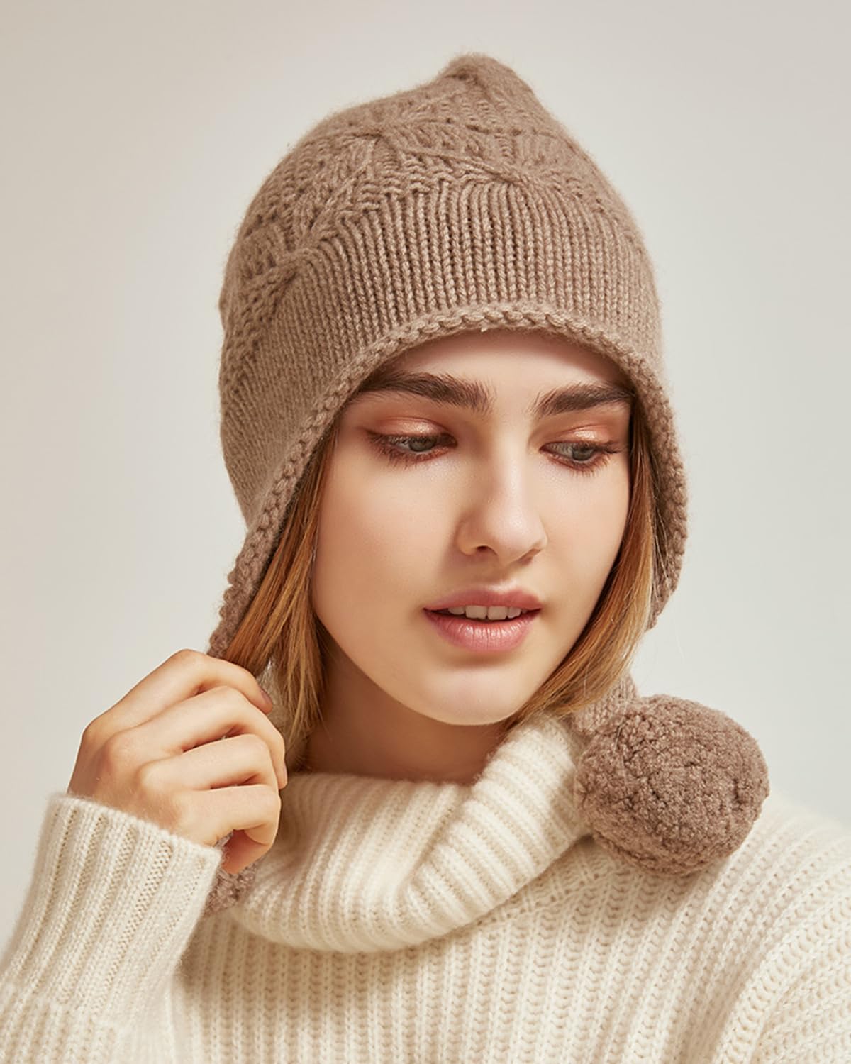 Mujer Gorro Beanie de Punto con Orejeras, 100% Cachemir Invierno Cálido Gorro Tejido con Protección para Oídos & 3 Pompón, Moda Earflap Sombrero Pom Pom Gorro de Esquí Snowboard, Regalo Coffee F