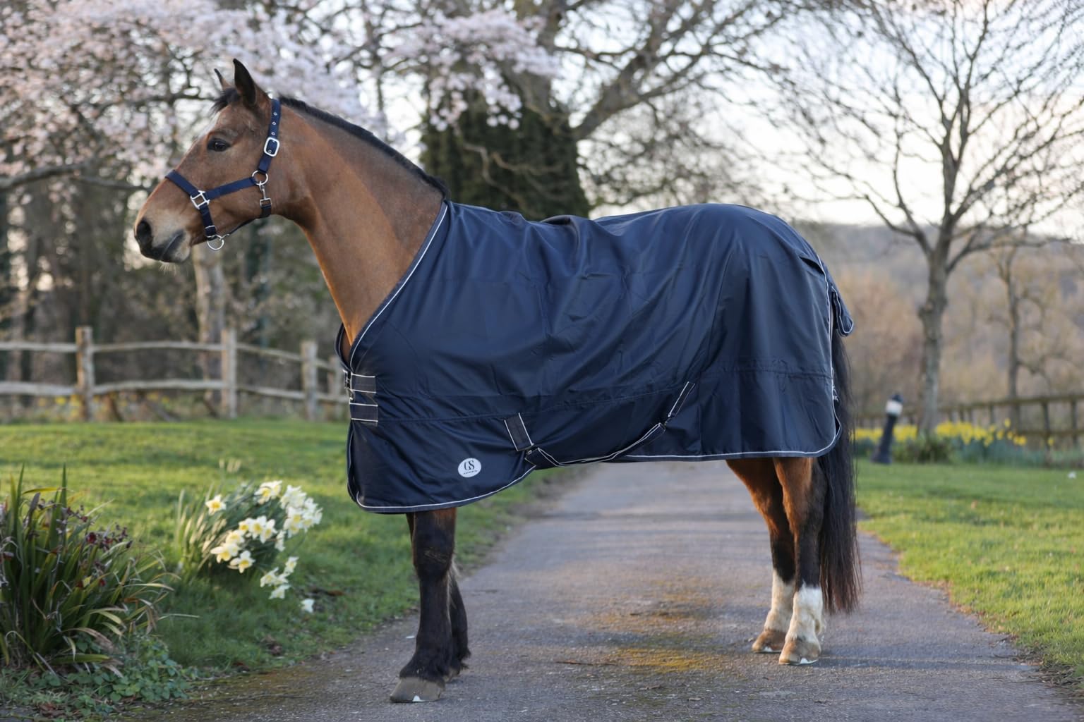 GS Equestrian 0g 840 Denier Combo Neck Turnout Rug – Waterproof & Breathable Horse Rug with Cotton Lining, Tail Flap & Surcingles – Lightweight Rain Sheet (Navy/Navy Light Grey, 6'6)