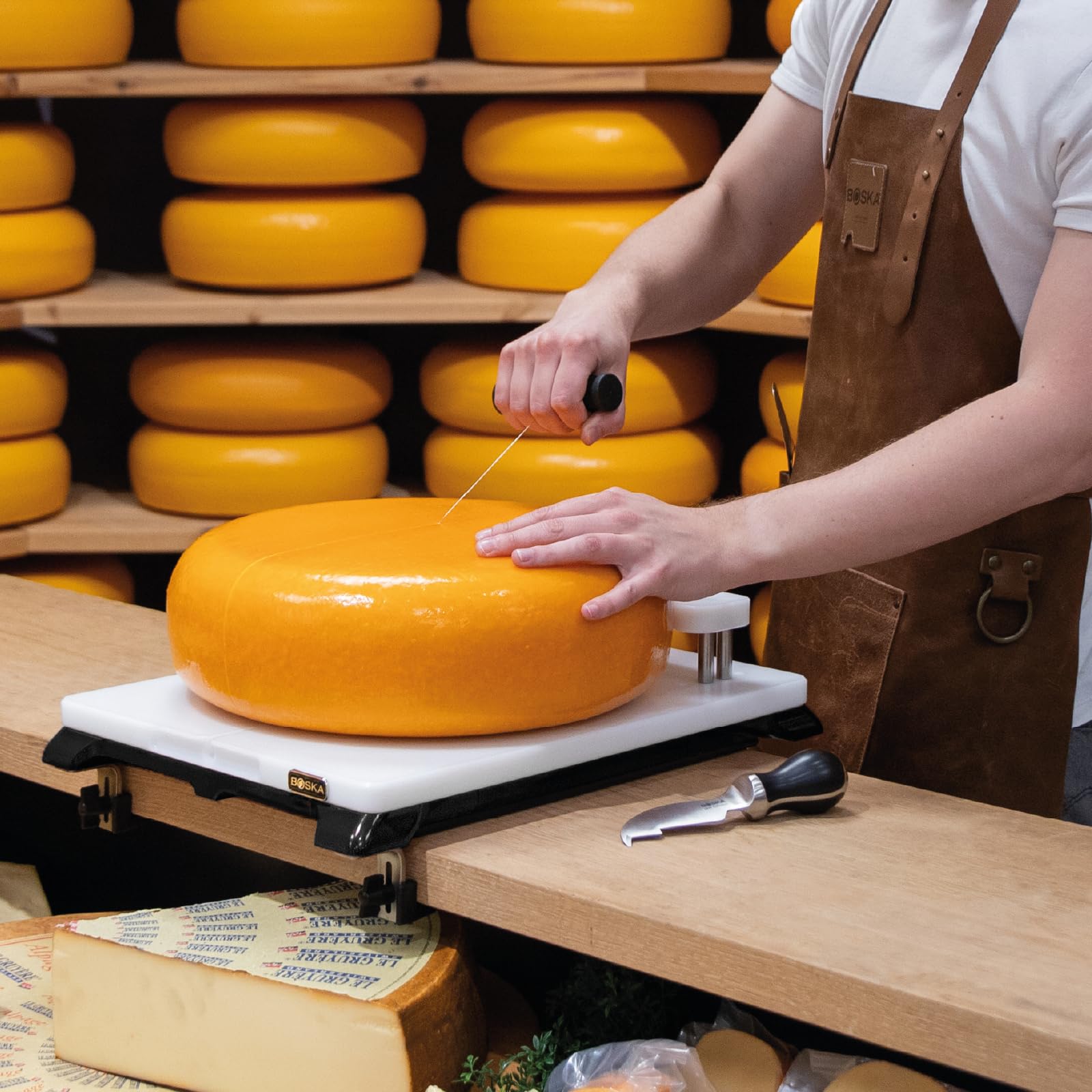 BOSKA Cheese-O-Matic Black – Premium Käseschneidemachine - Professionelle Käsewerkzeuge - Für Hartkäse wie Gouda und Cheddar - Käseschneider mit Draht - Kompakt - Ersatzdrähte - Rutschfest